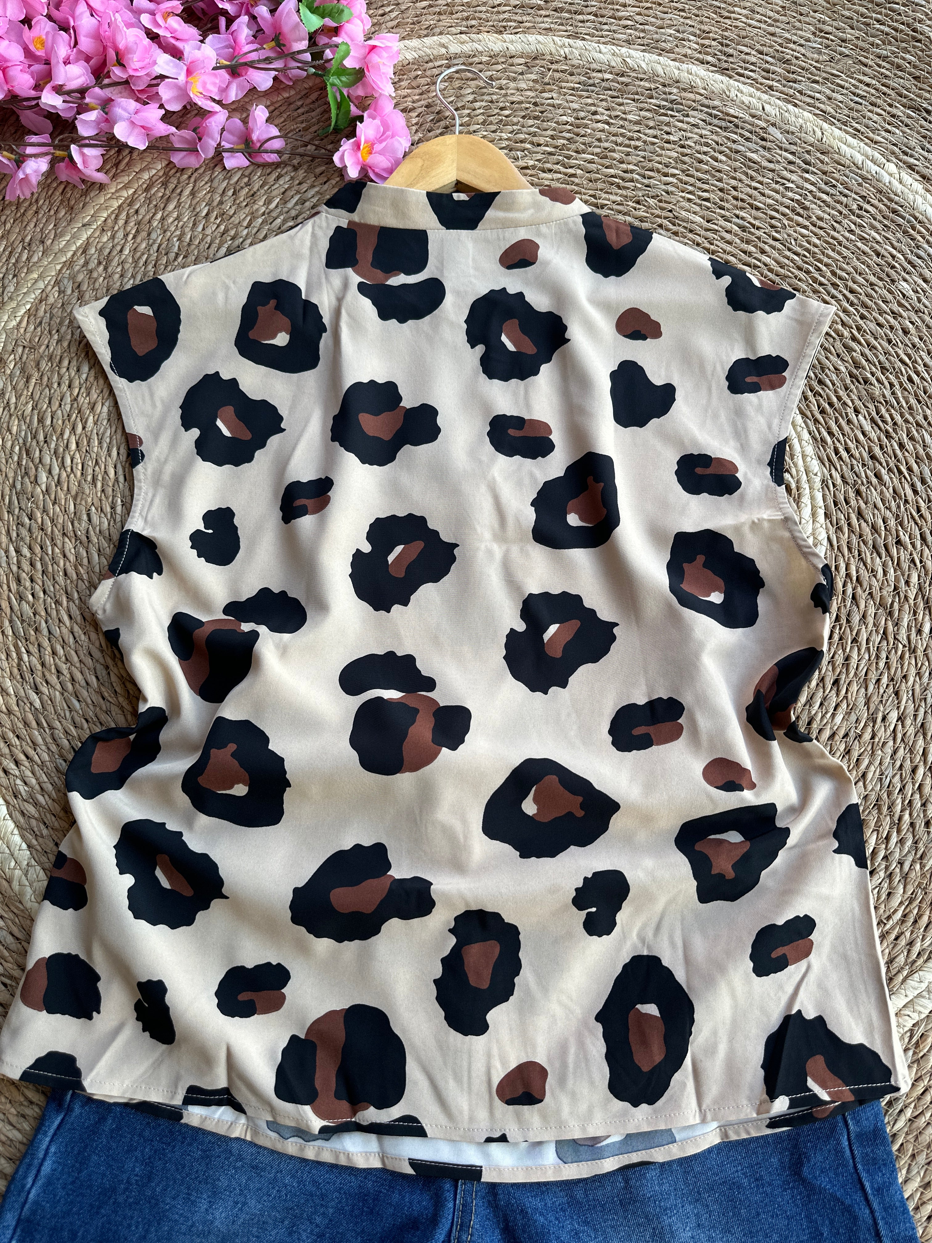 Blusa tipo animal print con cuello en V