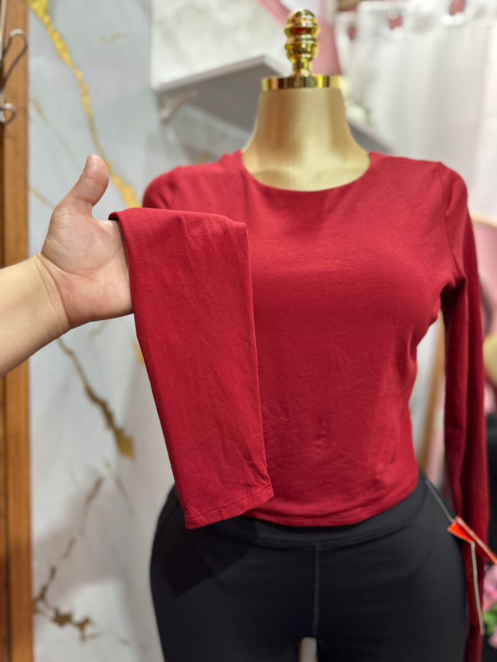 Blusa básica de manga larga color vino con escote en la espalda