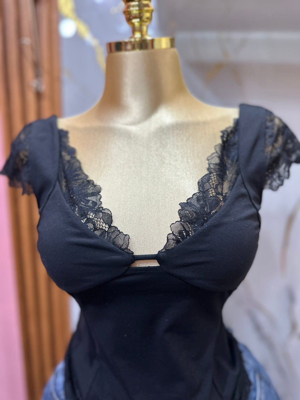 Blusa negra INTIMATELY FREE PEOPLE de manga corta con detalle de encaje floral