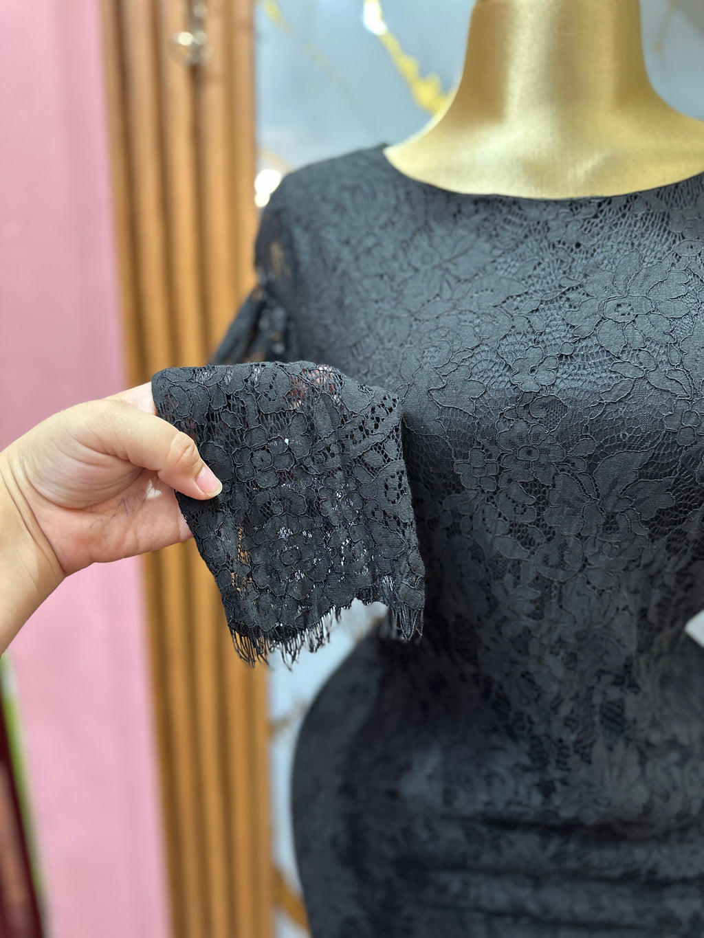 Vestido elegante corto SIMPLY STYLED ajustado de encaje negro con mangas largas