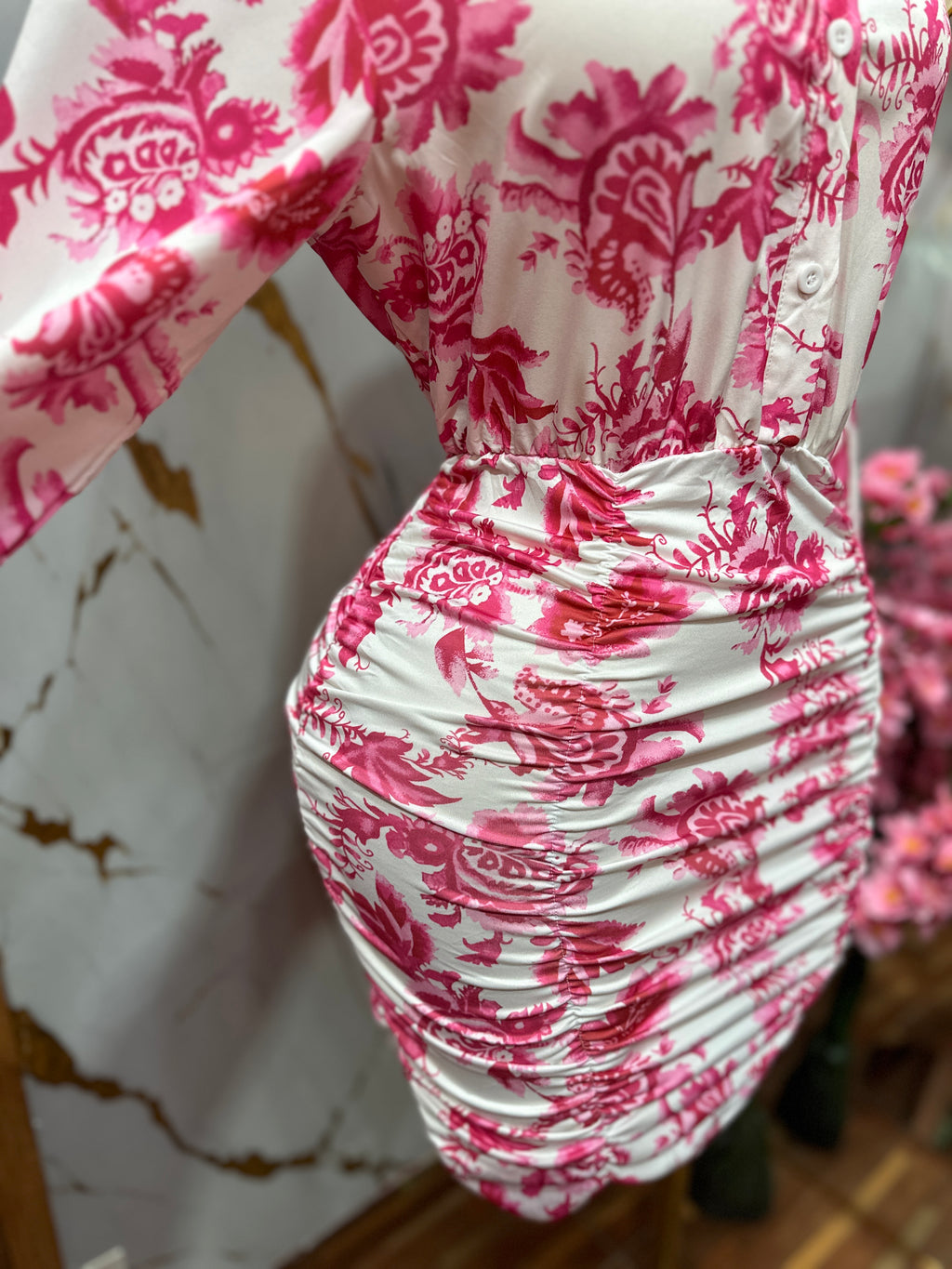 Vestido corto SHEIN camisero de manga larga con estampado floral con diseño fruncido