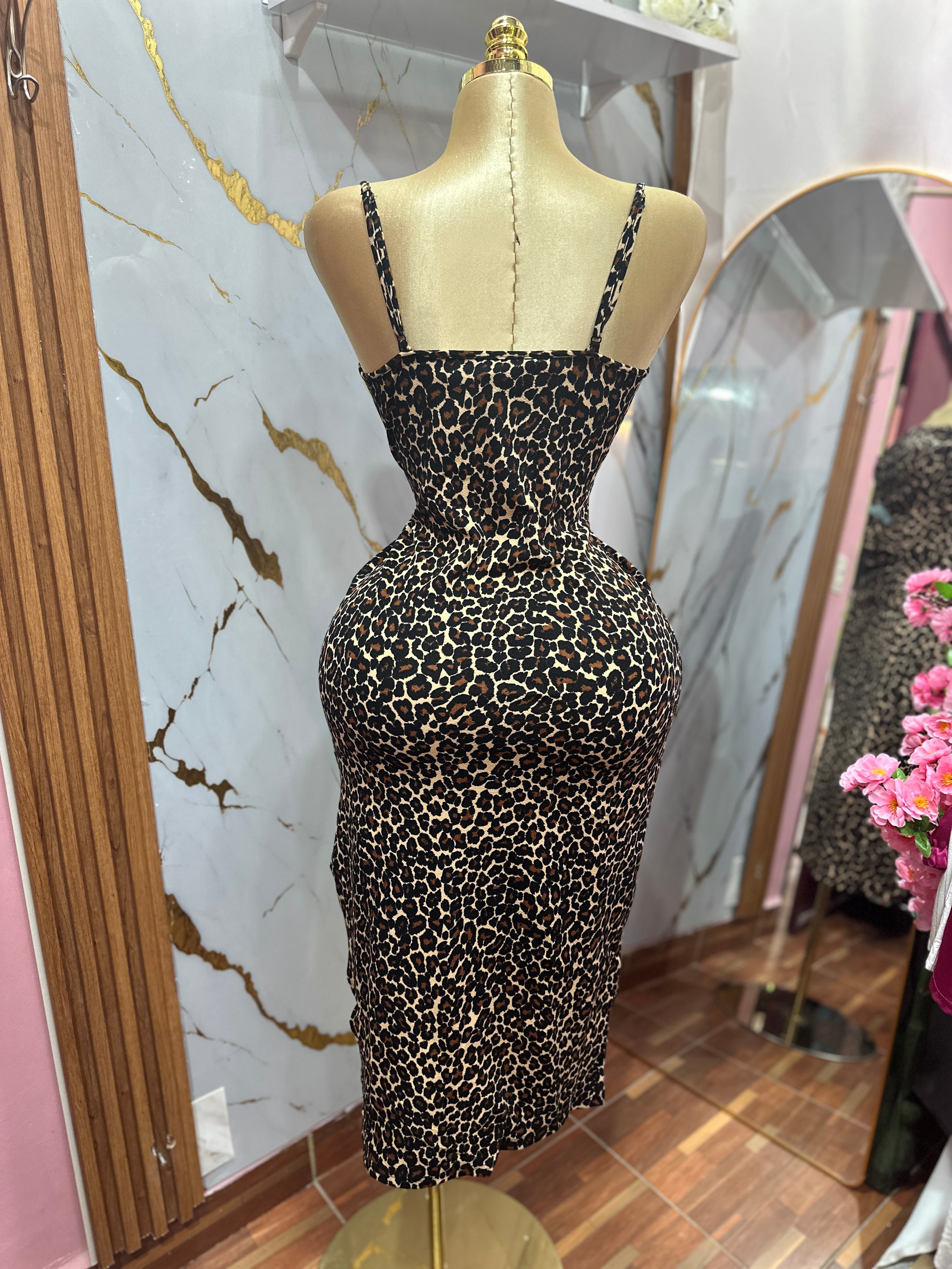 Vestido largo con estampado de leopardo cuenta con tirantes ajustables