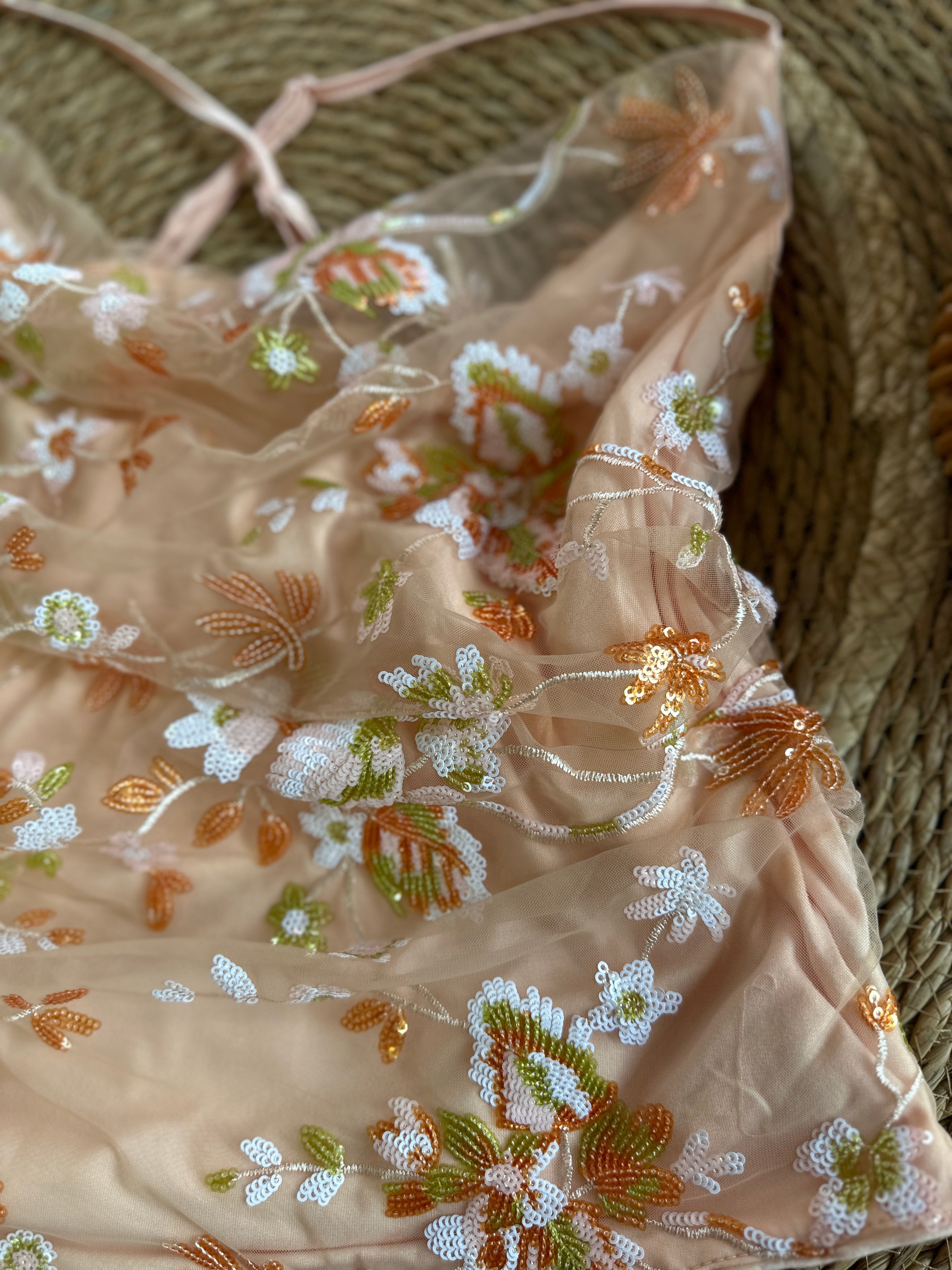 Blusa halter con bordado floral elegante