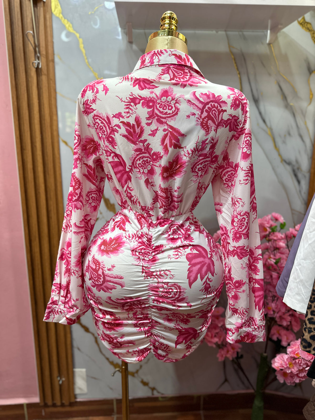 Vestido corto SHEIN camisero de manga larga con estampado floral con diseño fruncido