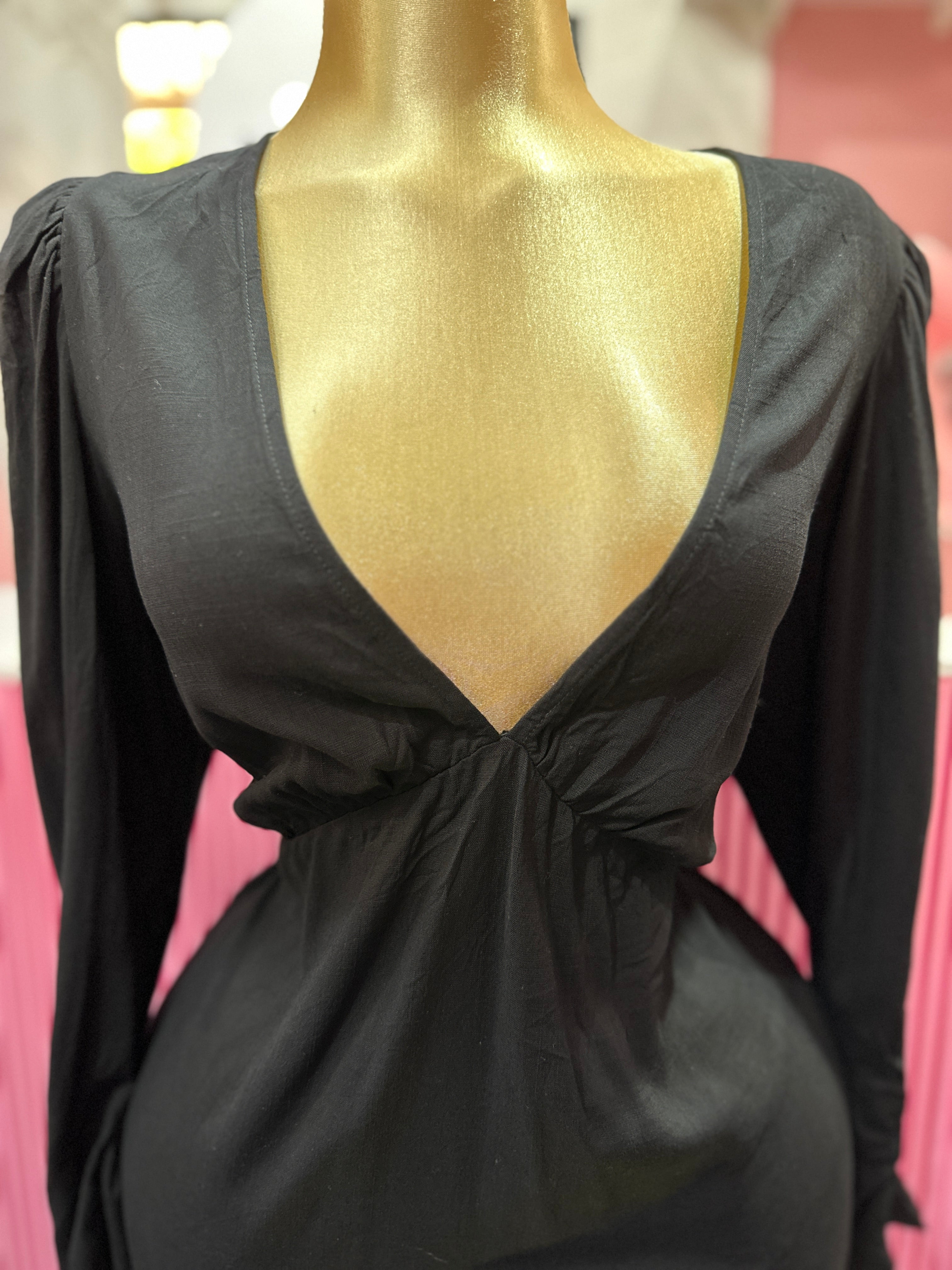 Vestido Negro con cuello en V profundo y mangas largas