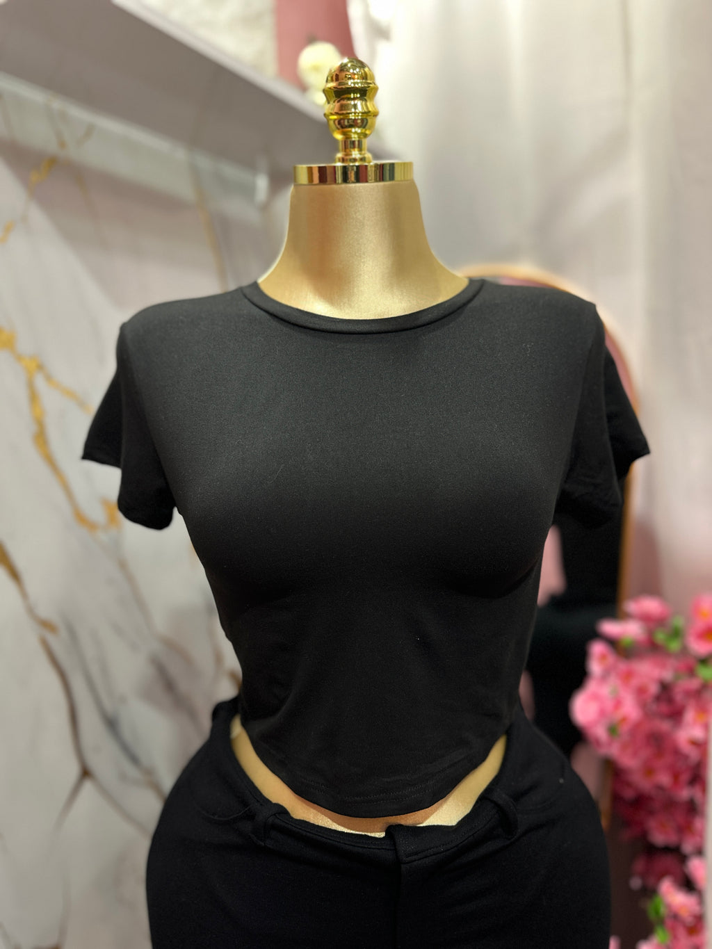 Blusa básica color negro de cuello redondo de manga corta
