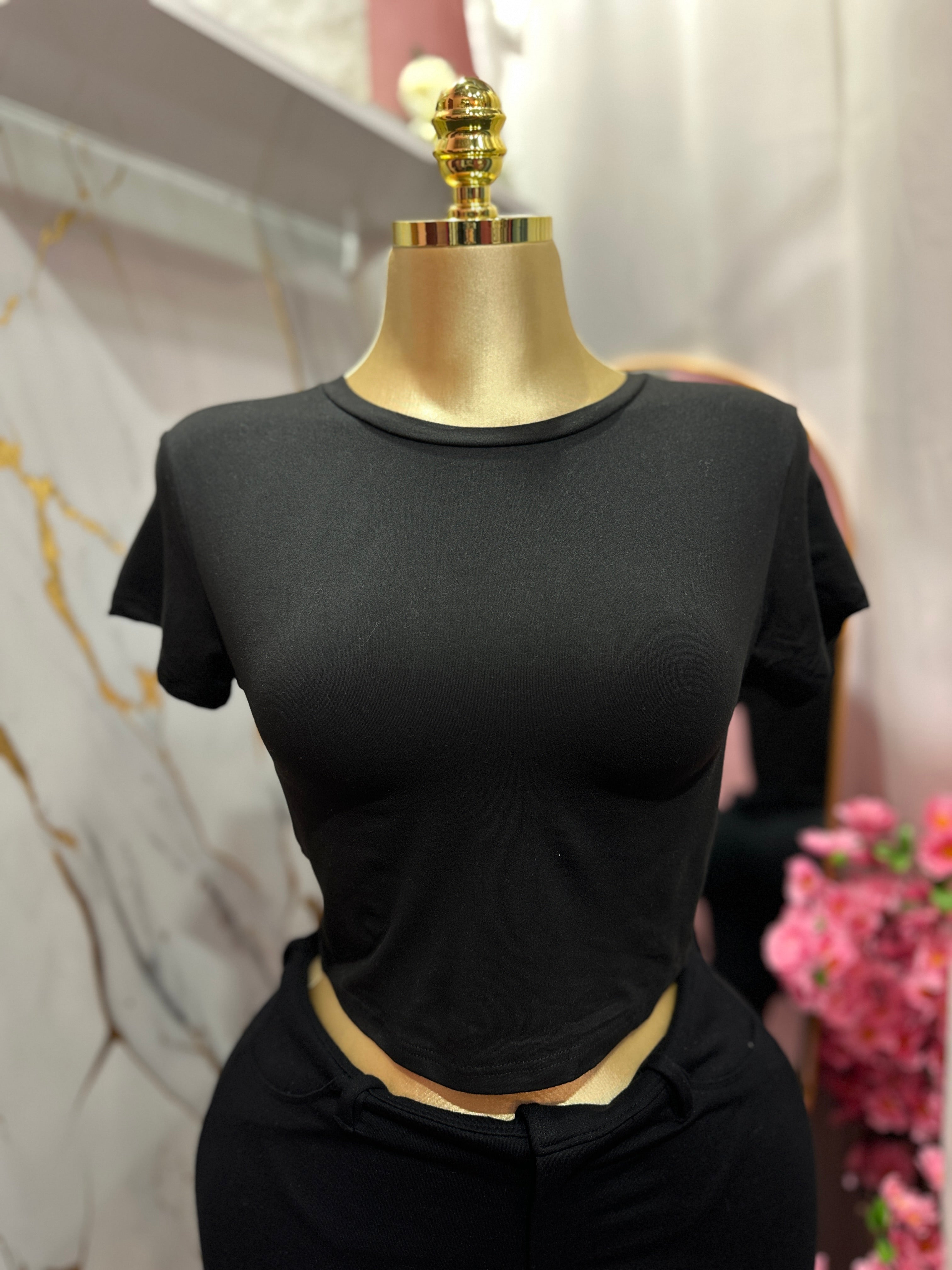 Blusa básica color negro de cuello redondo de manga corta