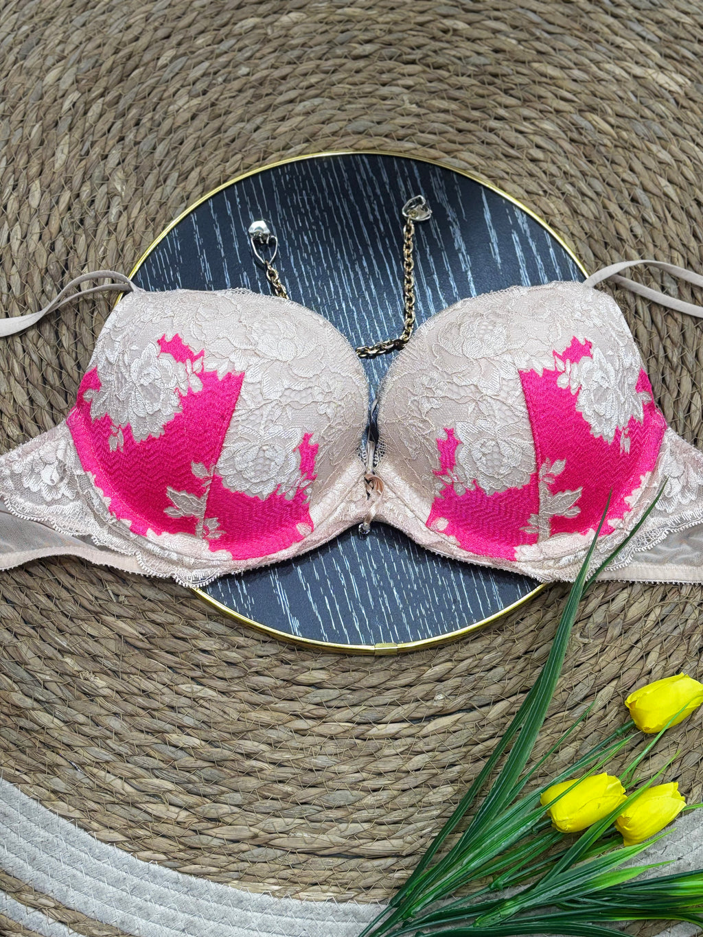 Brasier de blonda Victorias Secret color beige y rosado