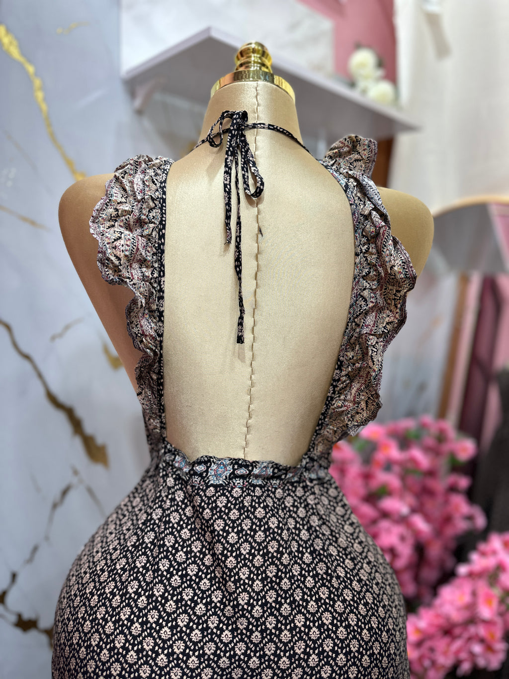 Vestido largo de botones frontales con estampado de tirantes con volantes