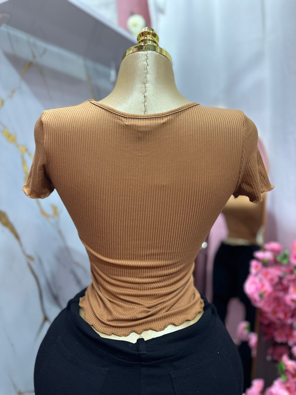 Blusa básica color café de cuello redondo