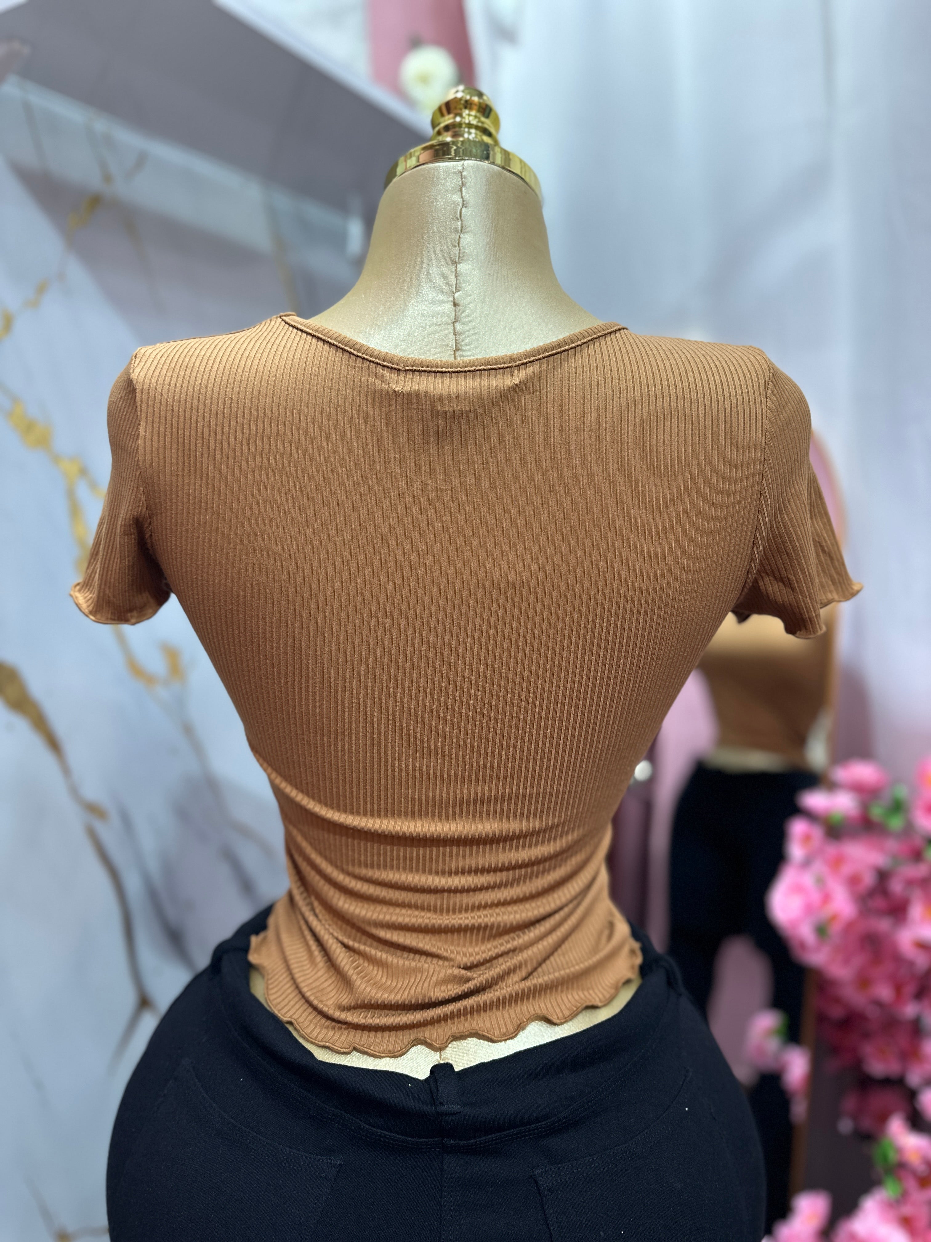 Blusa básica color café de cuello redondo