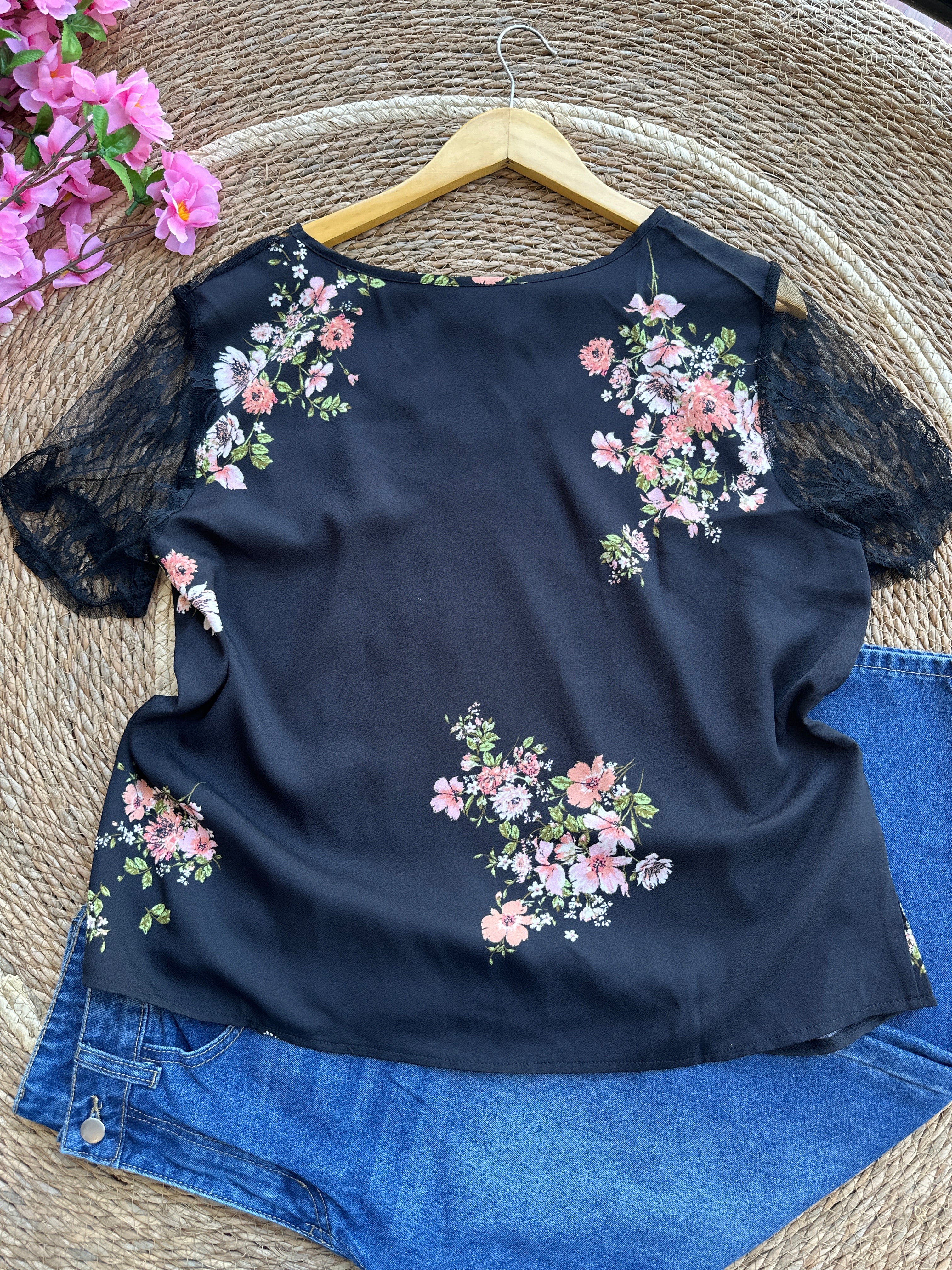 Blusa casual con mangas de encaje