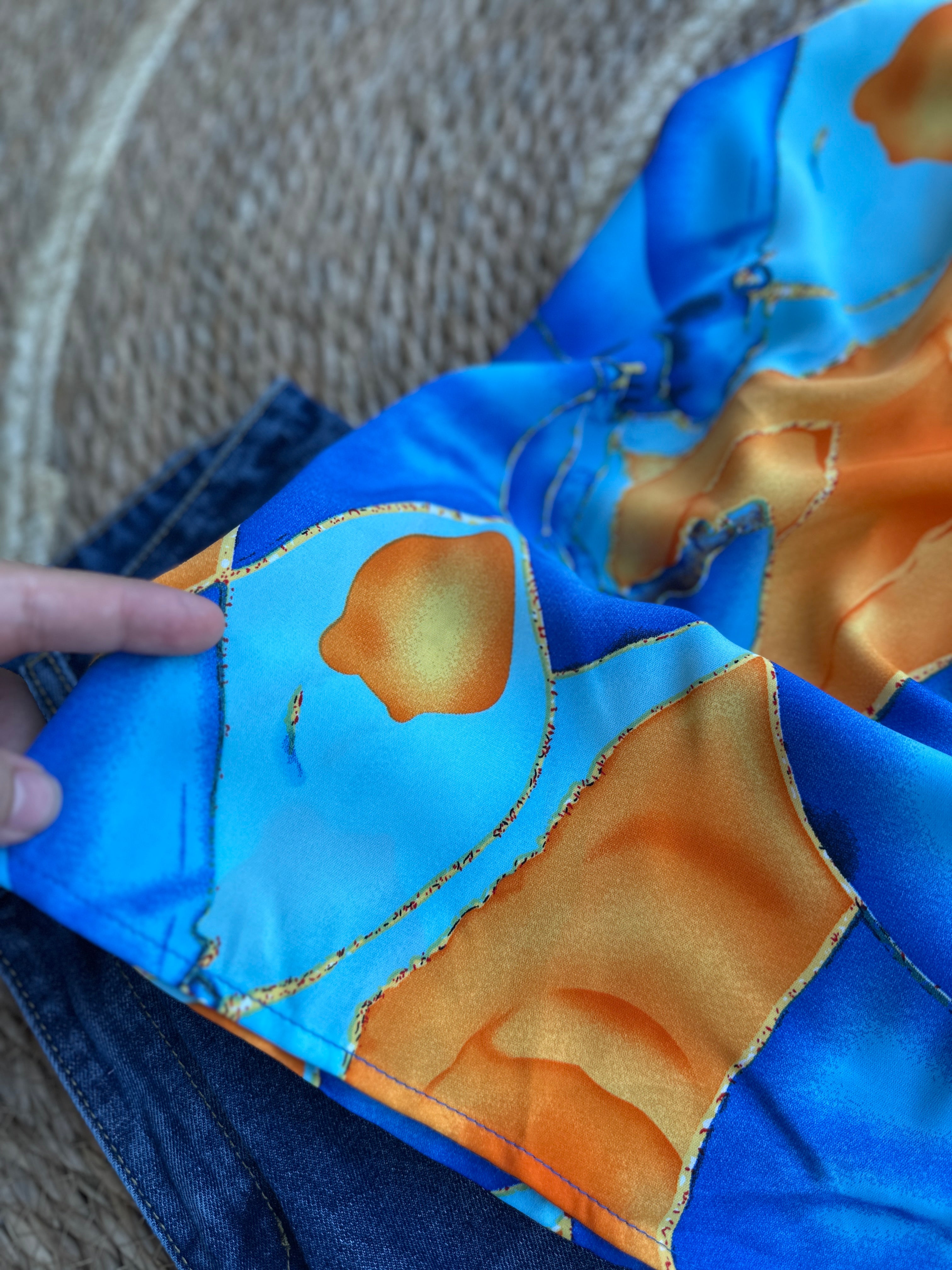 Blusa con cuello halter con estampado abstracto