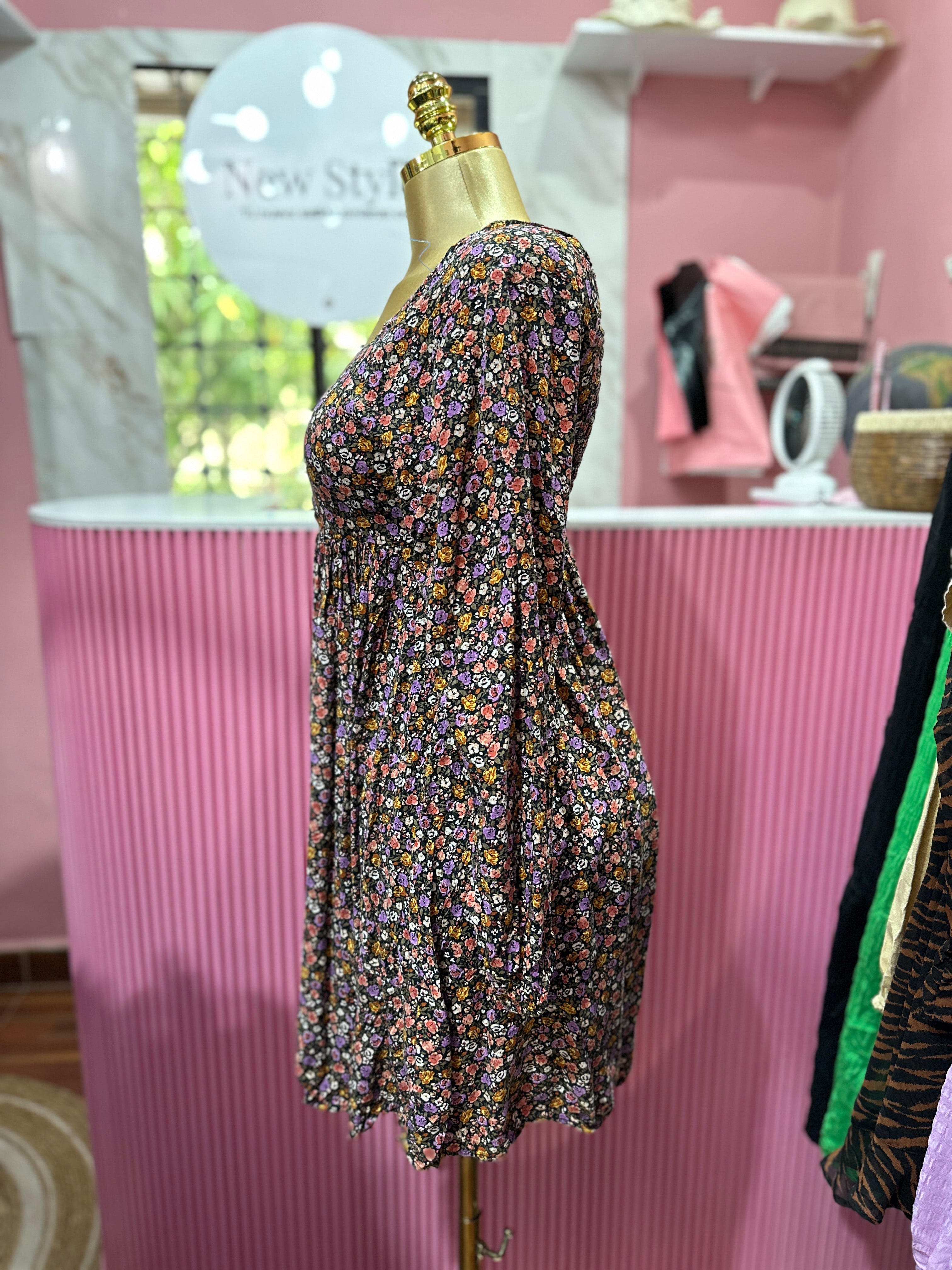 Vestido corto de manga larga con estampado floral y cuello cuadrado