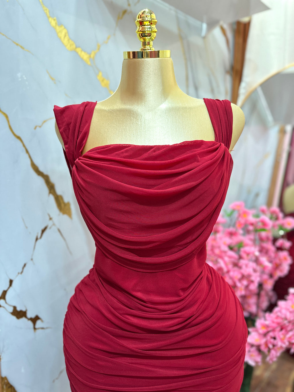 Vestido rojo tipo cóctel con escote drapeado y diseño ajustado