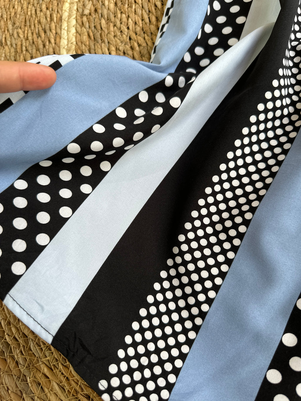 Blusa de cuello alto con estampado de puntitos