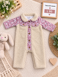 Mameluco de peluche para bebé en color crema con detalles florales