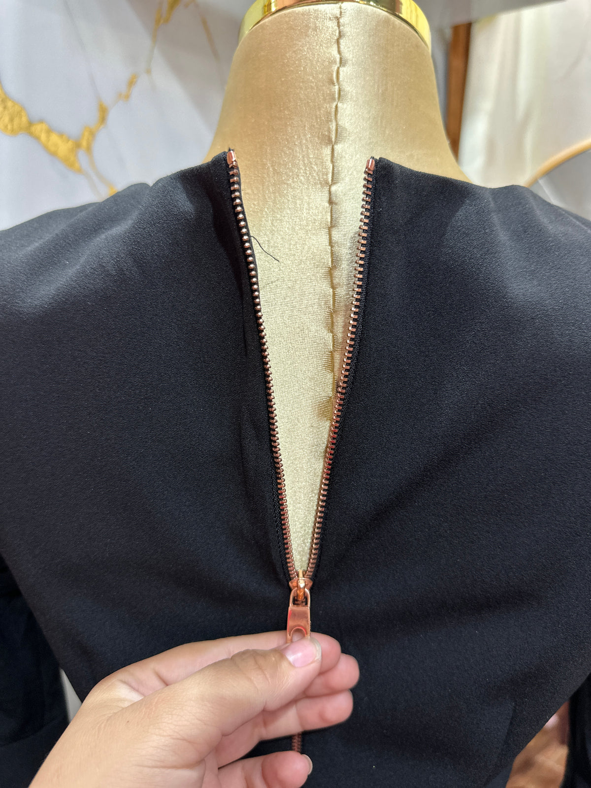 Vestido corto elegante IVANKA TRUMP color negro entallado destaca por sus mangas acampanadas
