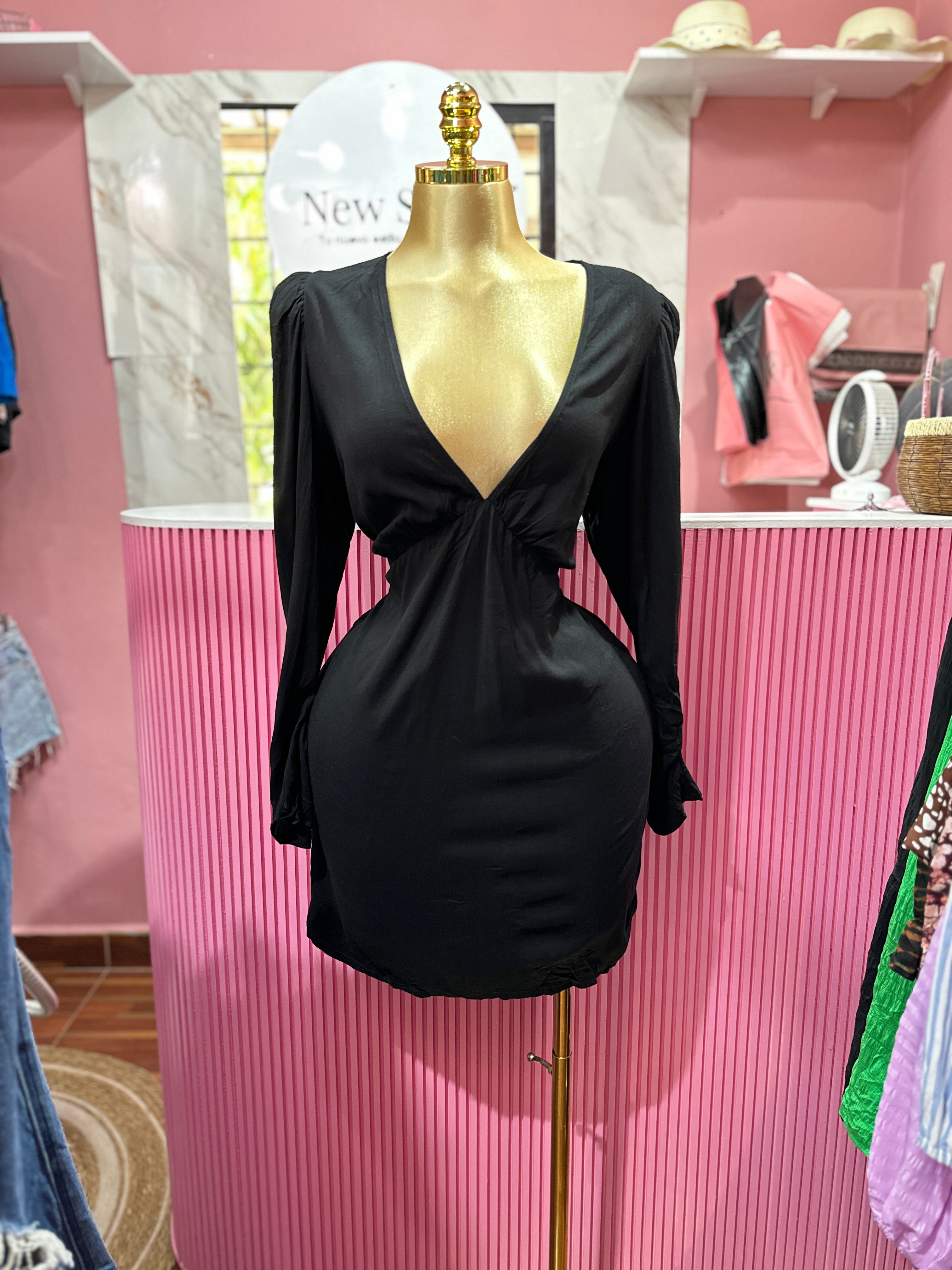 Vestido Negro con cuello en V profundo y mangas largas