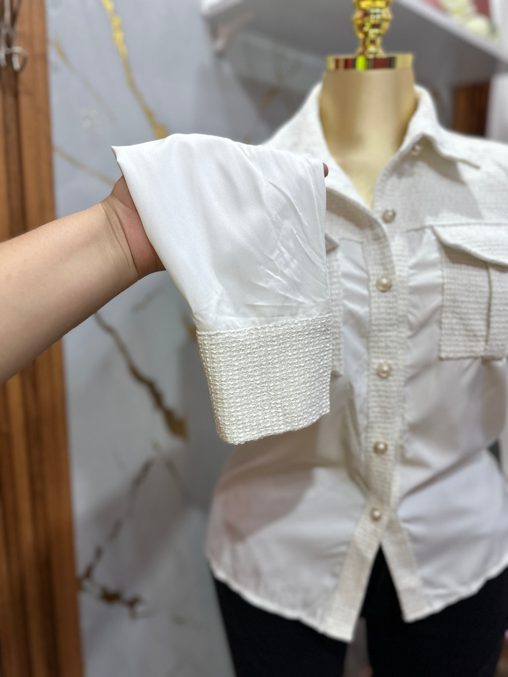 Blusa blanca fina con botones