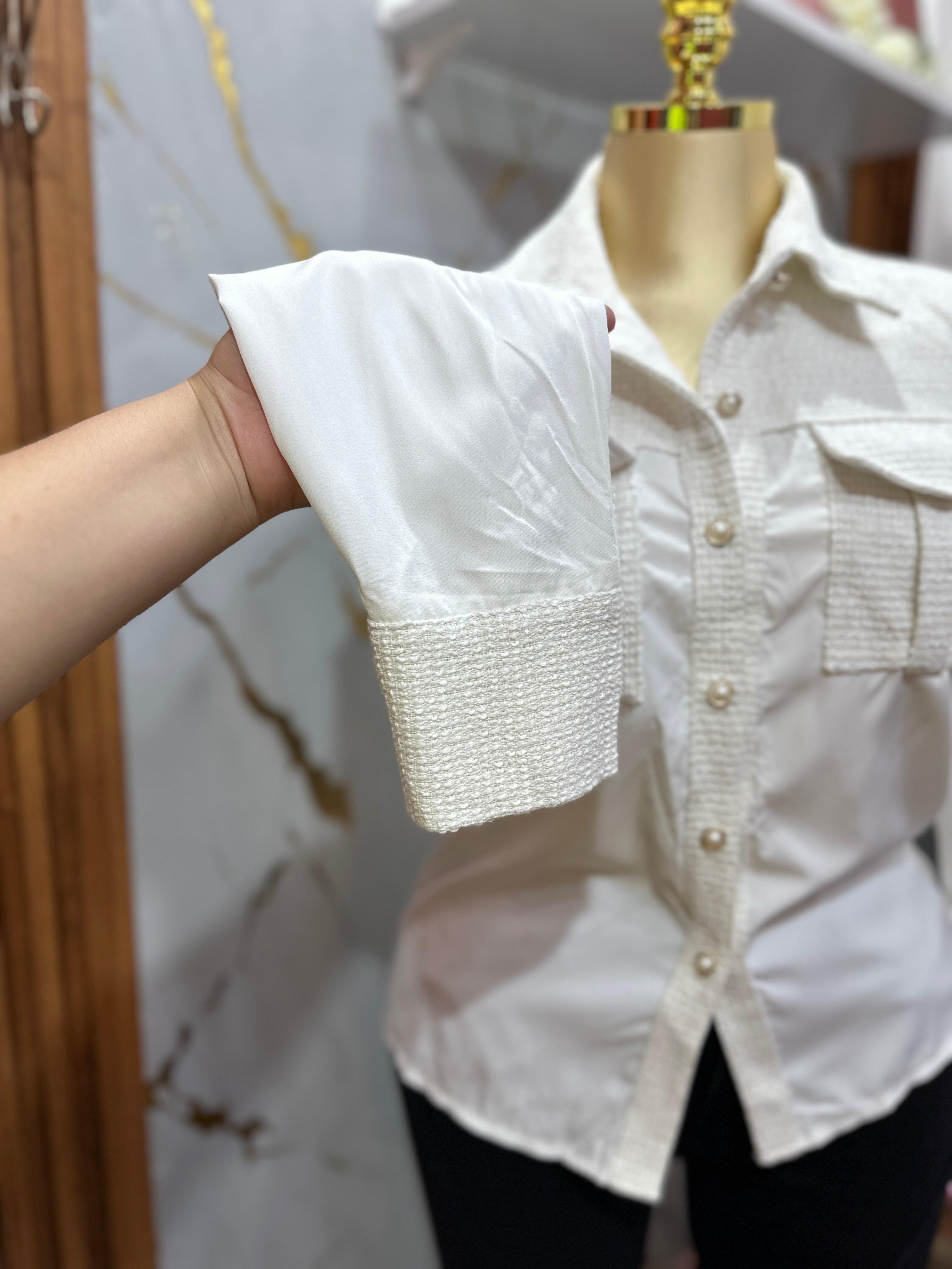 Blusa blanca fina con botones