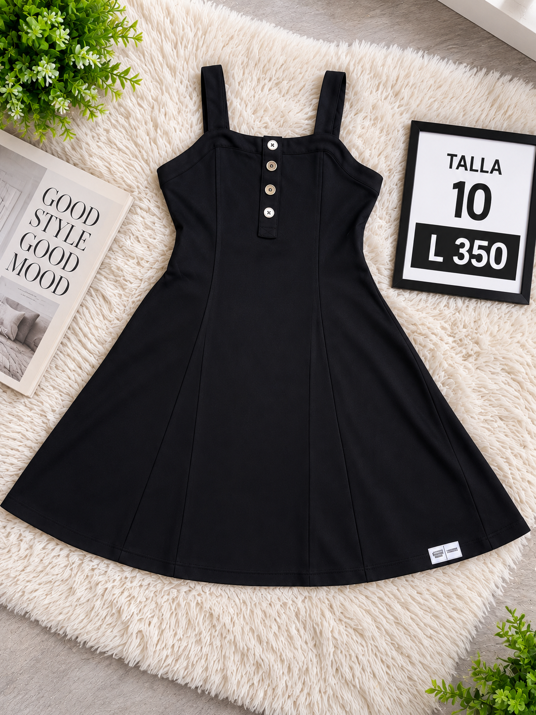 Vestido para niña de color negro con detalles de botones en el pecho
