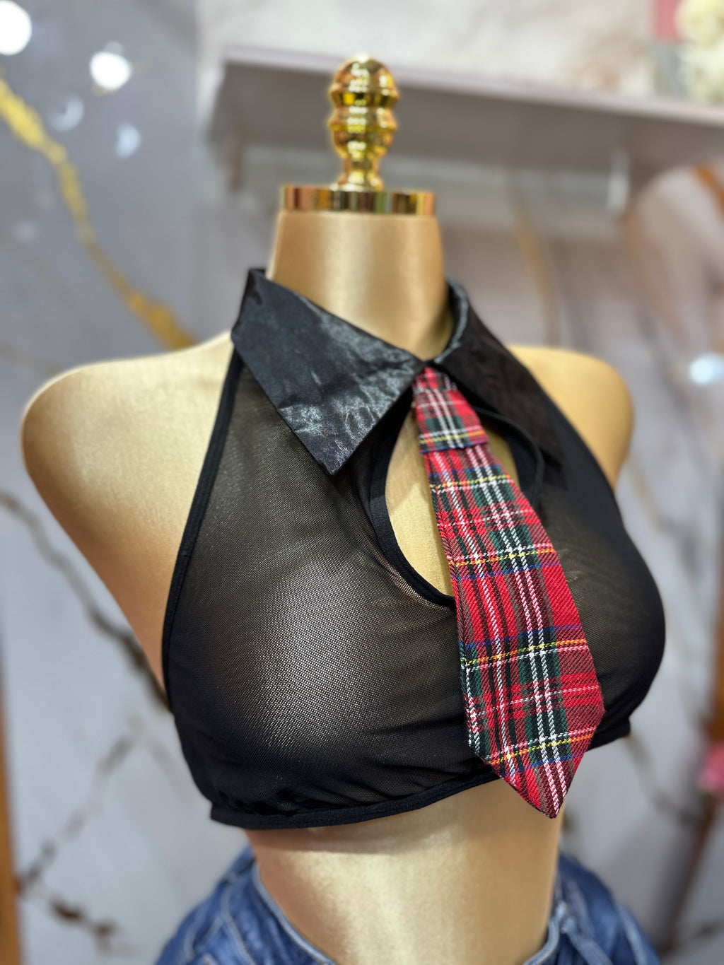 Top corto negro y transparente con cuello de camisa y una corbata incorporada