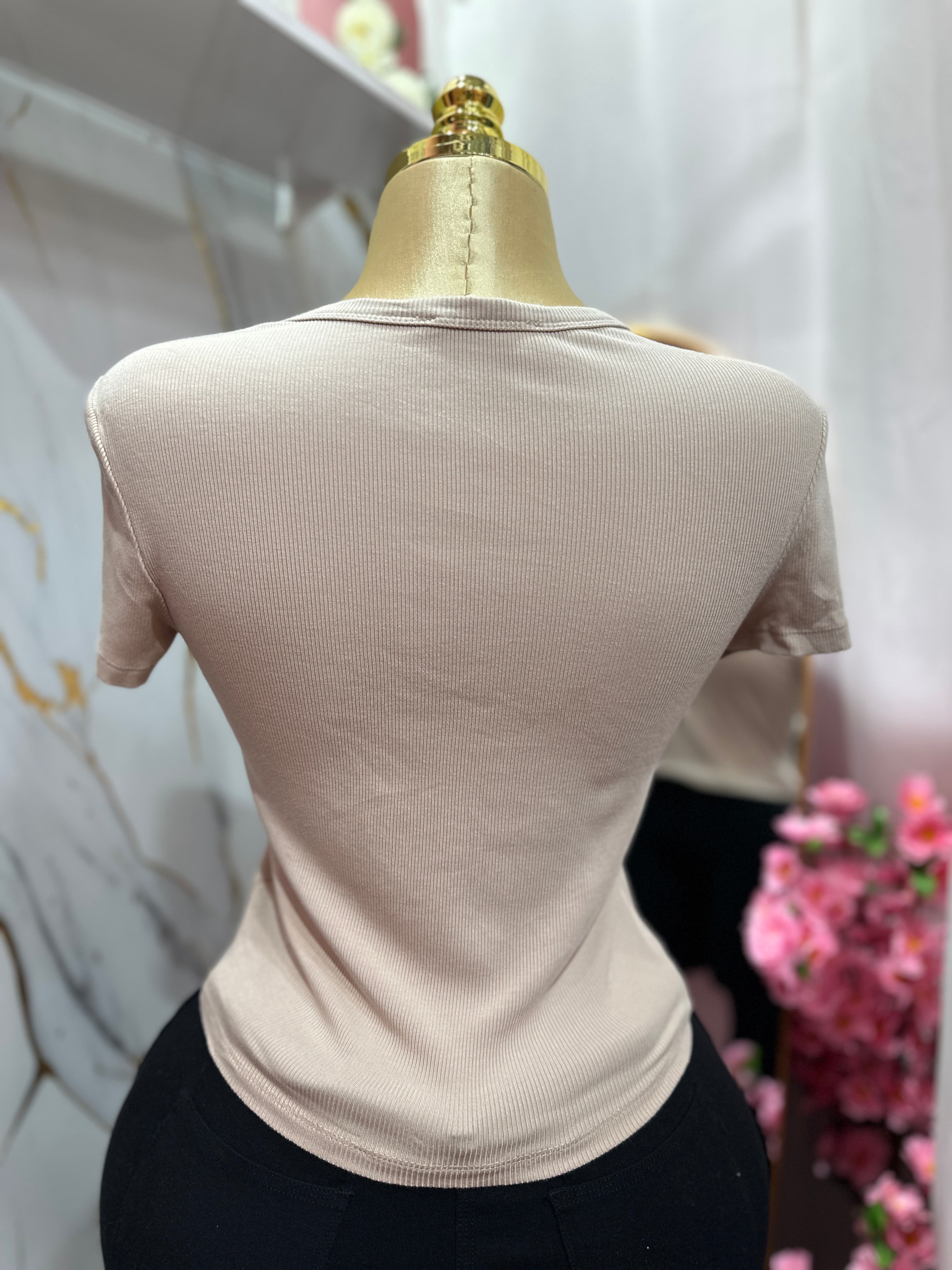 Blusa básica color beige de cuello redondo de manga corta