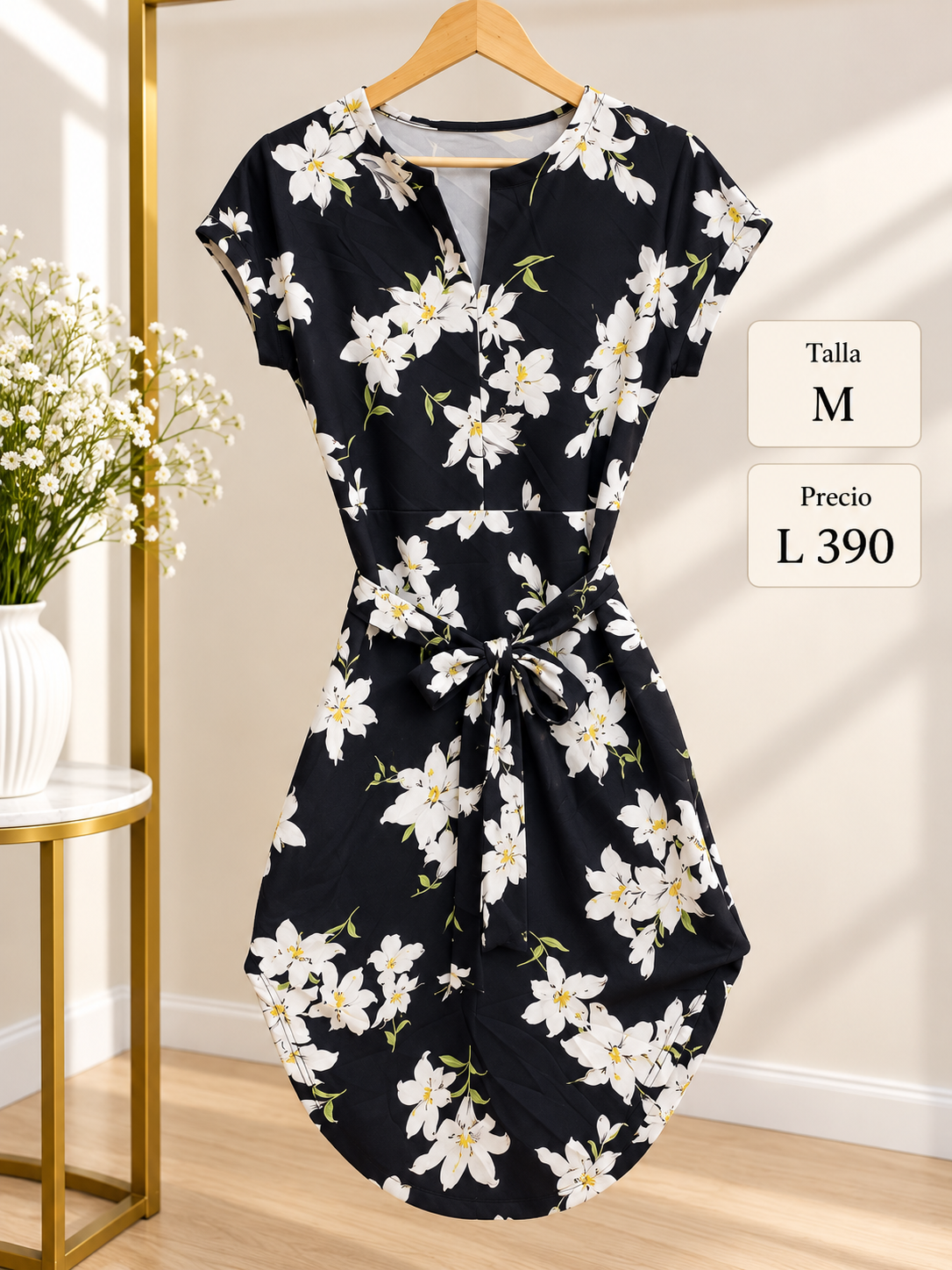 Vestido negro corto con elegante estampado floral y lazo en la cintura
