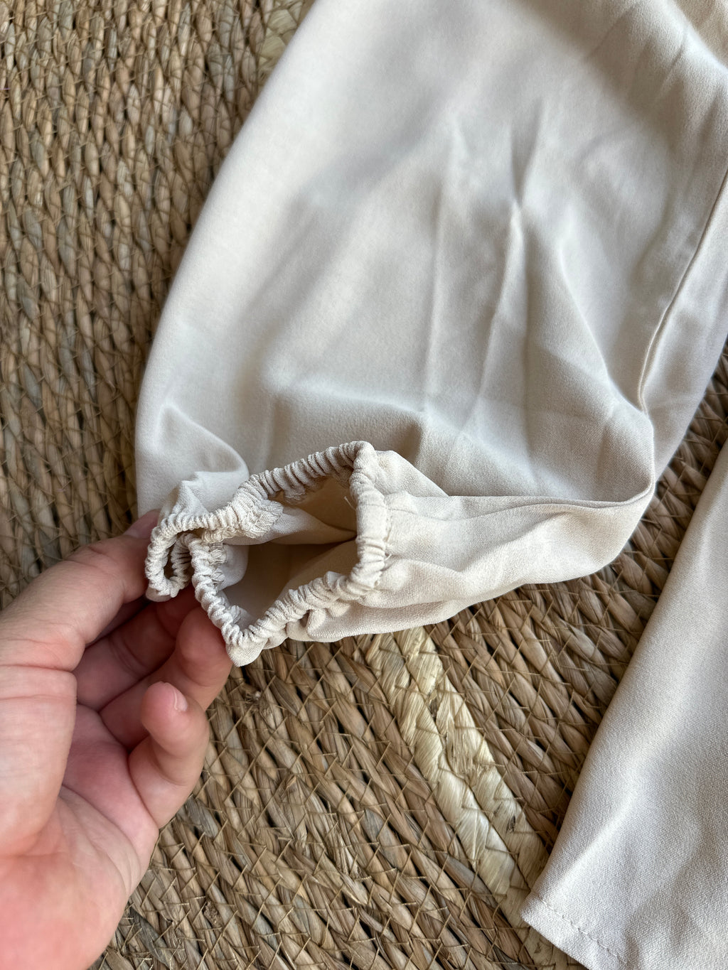 Blusa beige de manga larga con escote en V