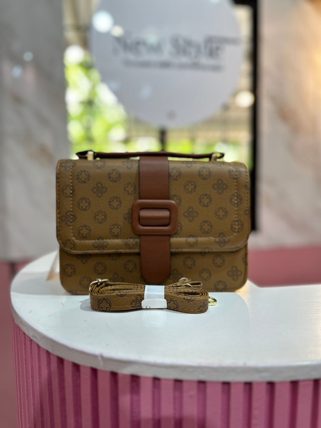 Cartera elegante en tono café con diseño estampado, cierre elegante y correa ajustable