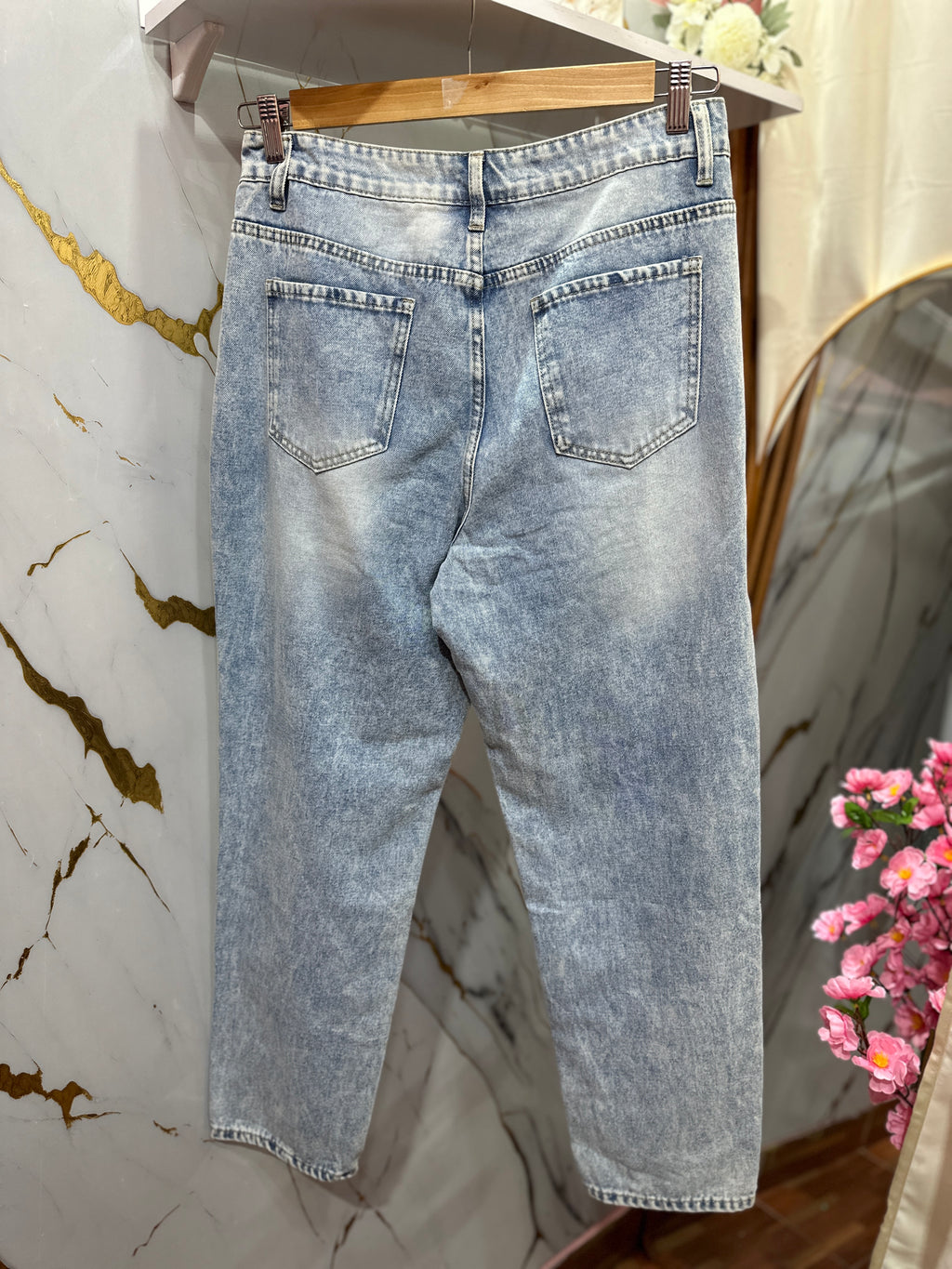 Pantalón de mezclilla SHEIN de corte recto en tono azul claro desgastado