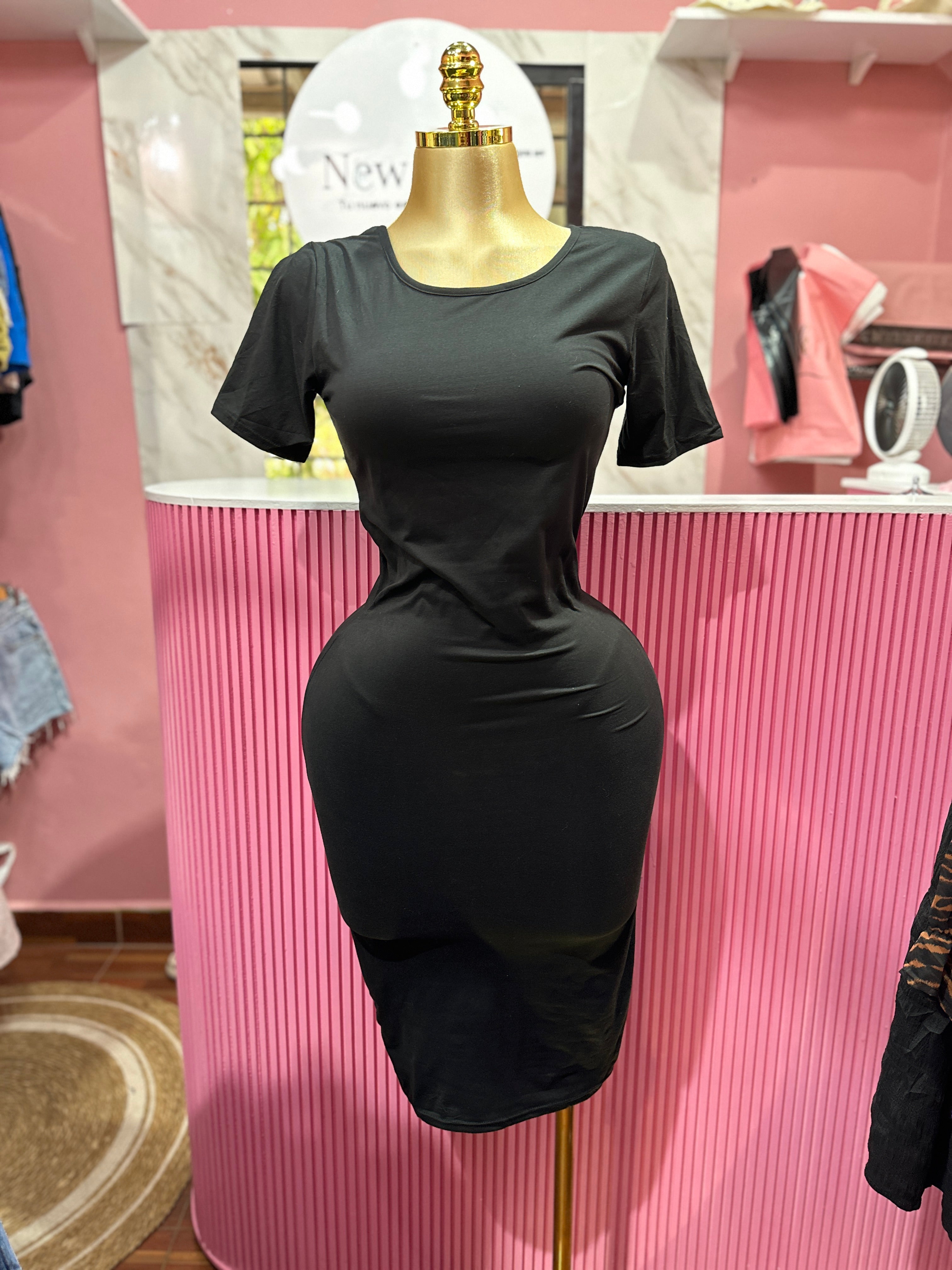 Vestido ajustado de manga corta con cuello redondo