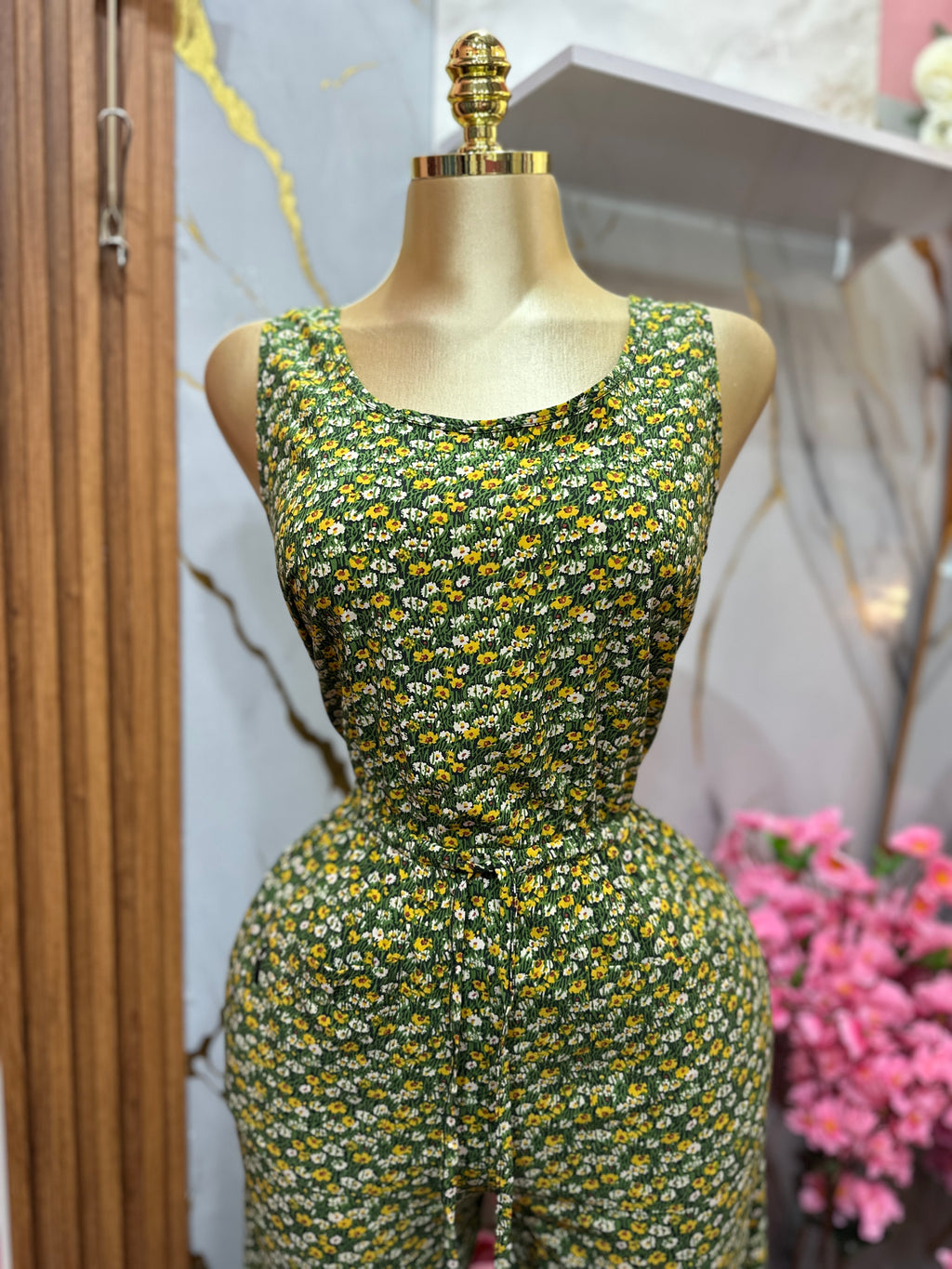 Jumpsuit verde con estampado floral de cuello redondo