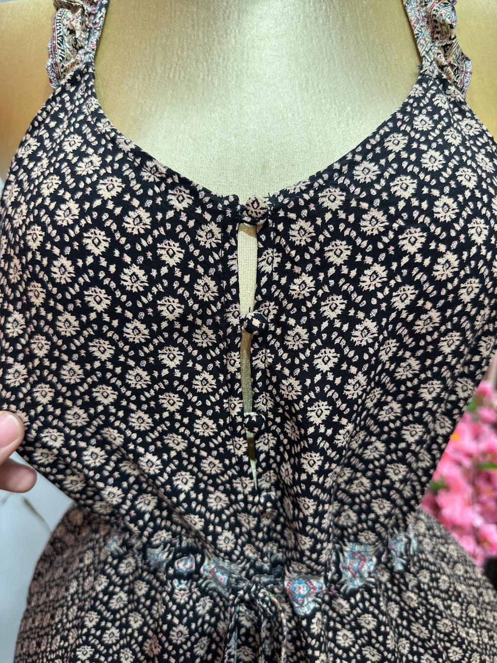 Vestido largo de botones frontales con estampado de tirantes con volantes