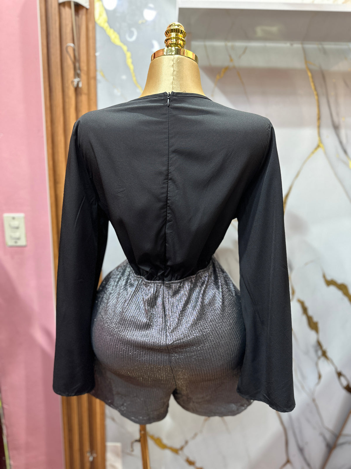 Enterizo corto de fiesta en dos tonos con cuello en V de mangas largas
