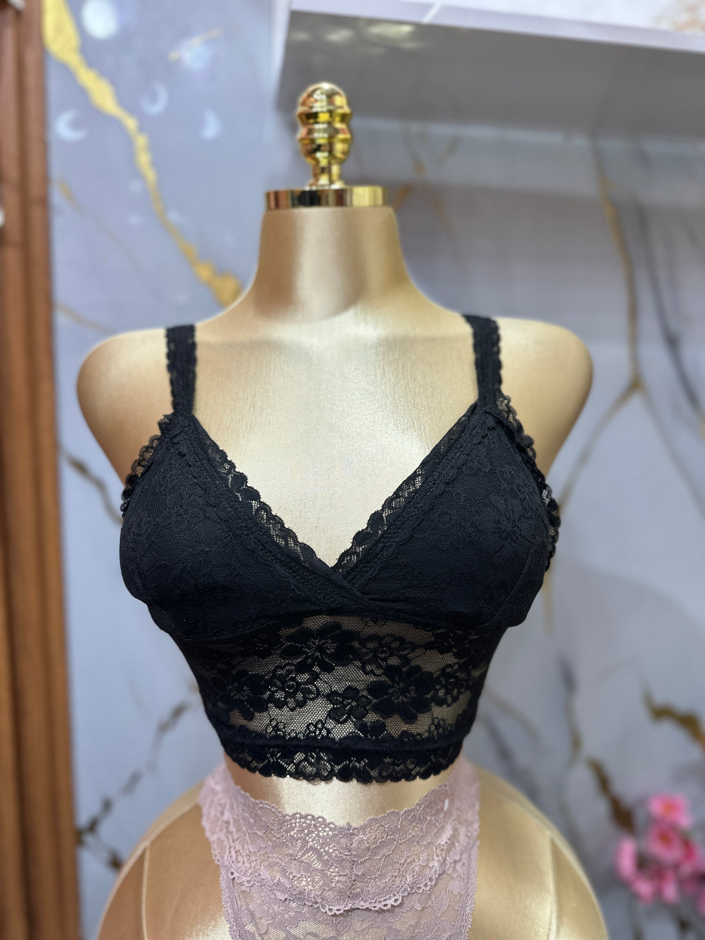 Bralette negro de encaje con diseño de escote en V y tirantes ajustables