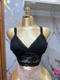Bralette negro de encaje con diseño de escote en V y tirantes ajustables