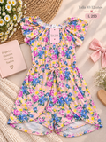 Enterizo corto para niña con un fondo en tono rosa y un vibrante estampado floral