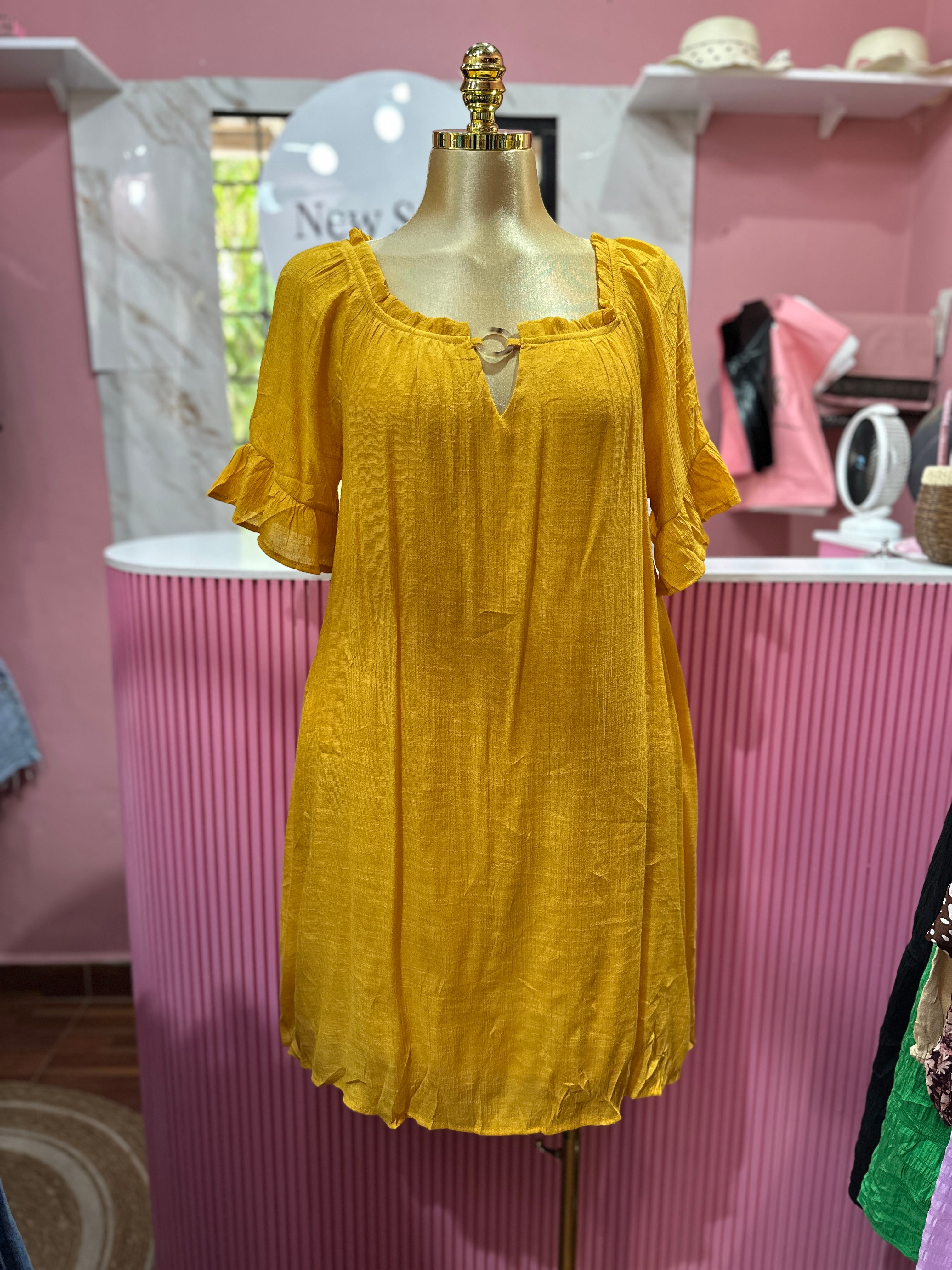Vestido amarillo con mangas con volantes y cuello redondo