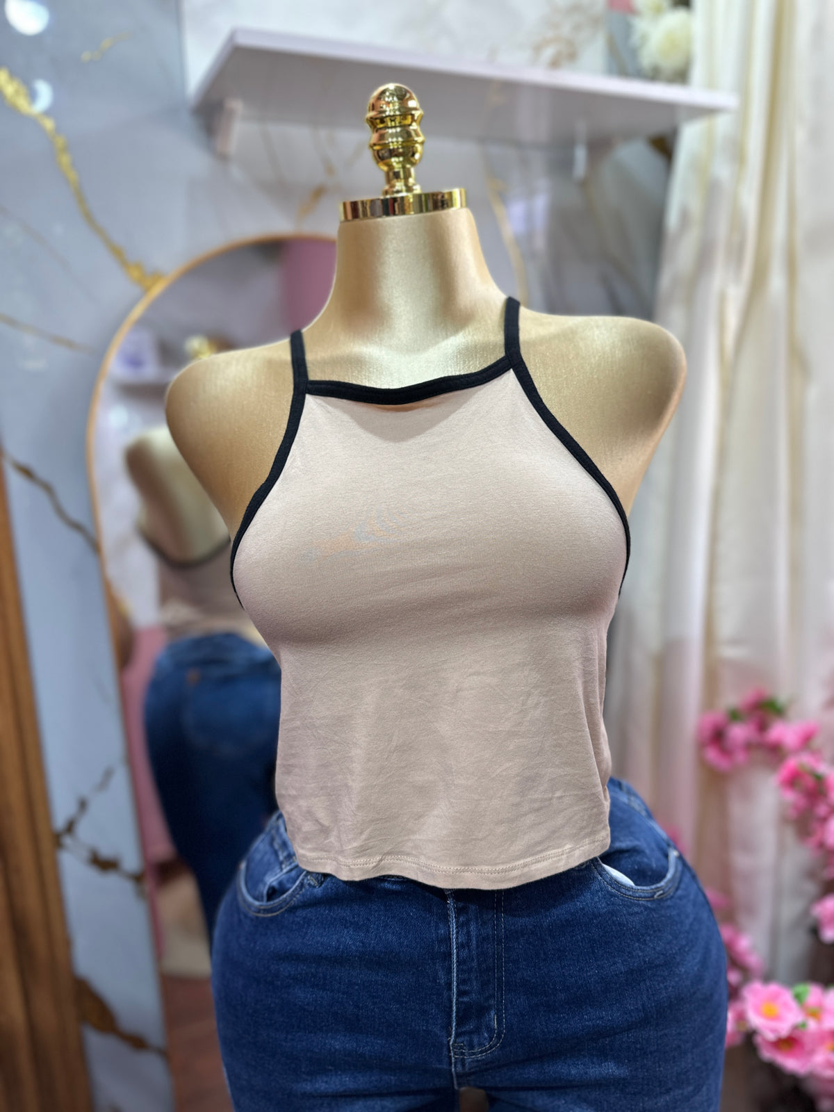Top corto ajustado de tirantes en color beige con ribetes negros en contraste