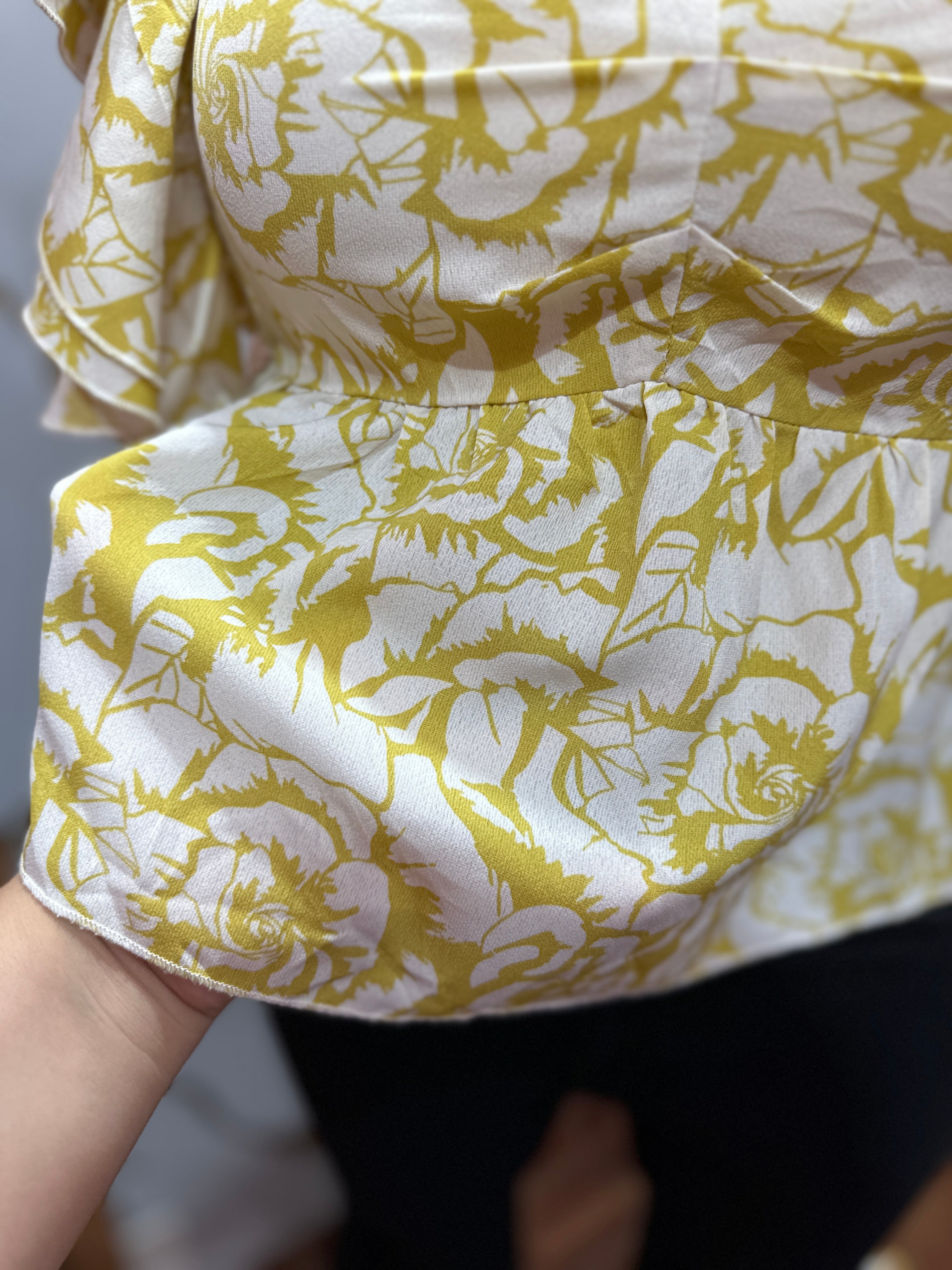 Blusa con estampado floral sutil