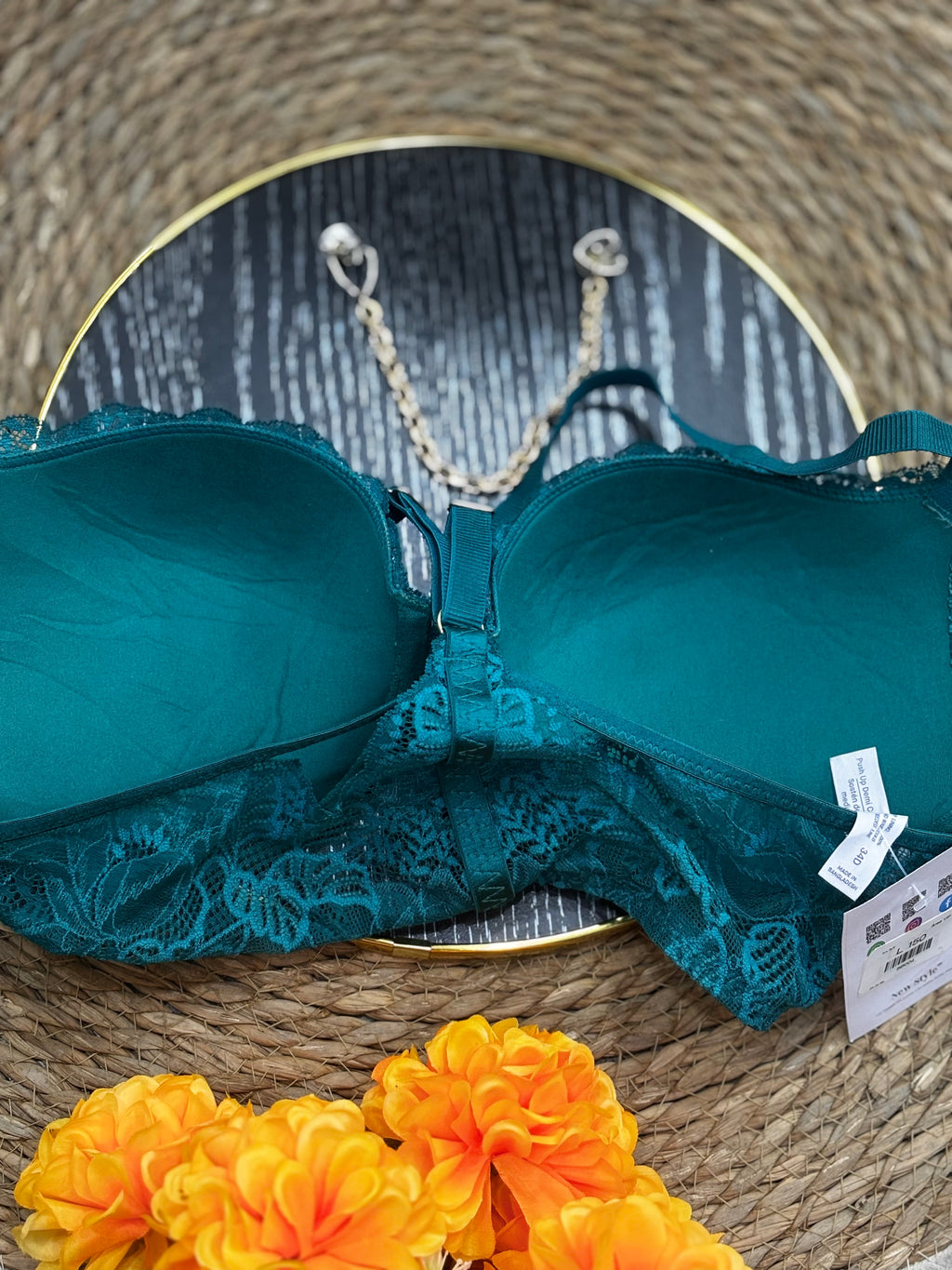 Brasier verde de blonda con broche en el busto