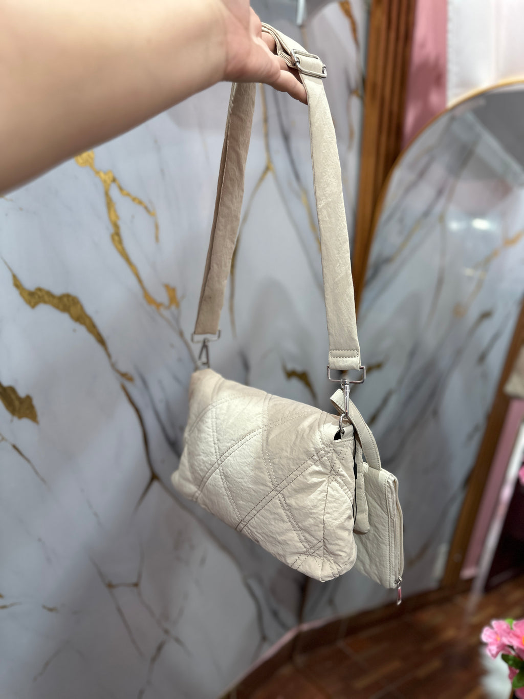 Bolso beige con correa ajustable, cuenta con monedero pequeño a juego 💖🤩