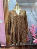 Vestido corto de manga larga BROVAVE con un llamativo estampado de leopardo