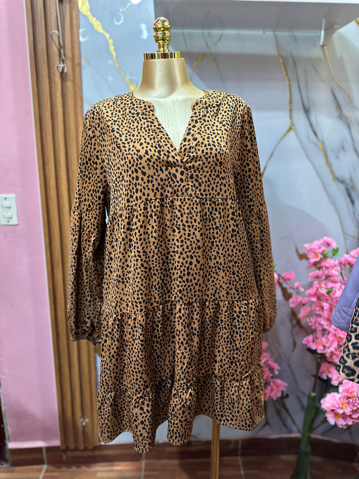 Vestido corto de manga larga BROVAVE con un llamativo estampado de leopardo