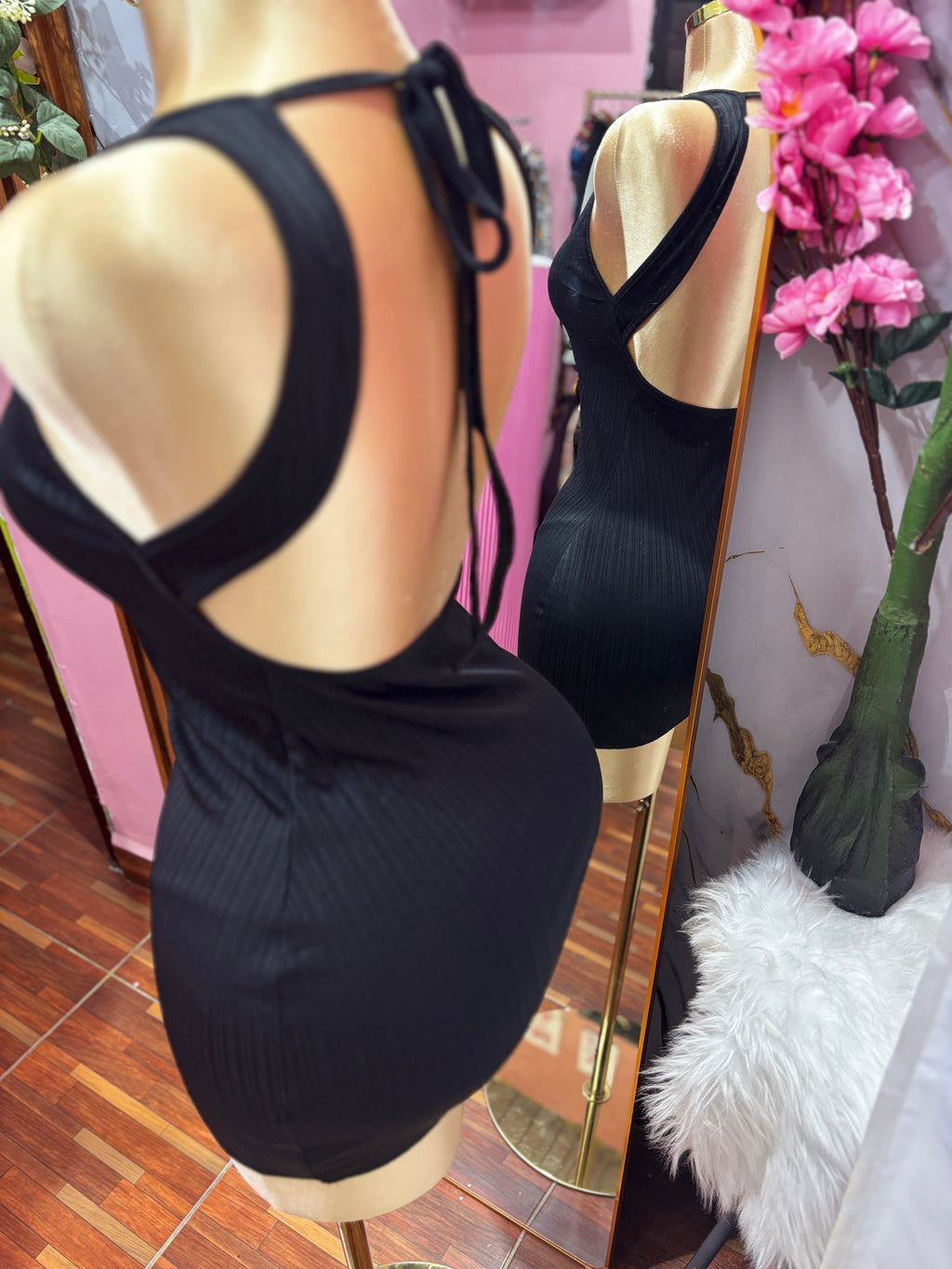 Vestido pegado descubierto de la espalda