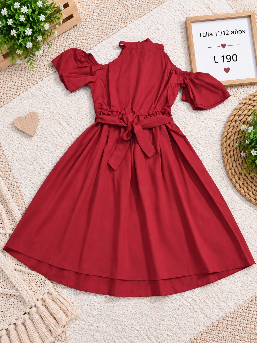 Vestido color vino para niña con hombros descubiertos, mangas abullonadas y un cinturón de lazo en la cintura