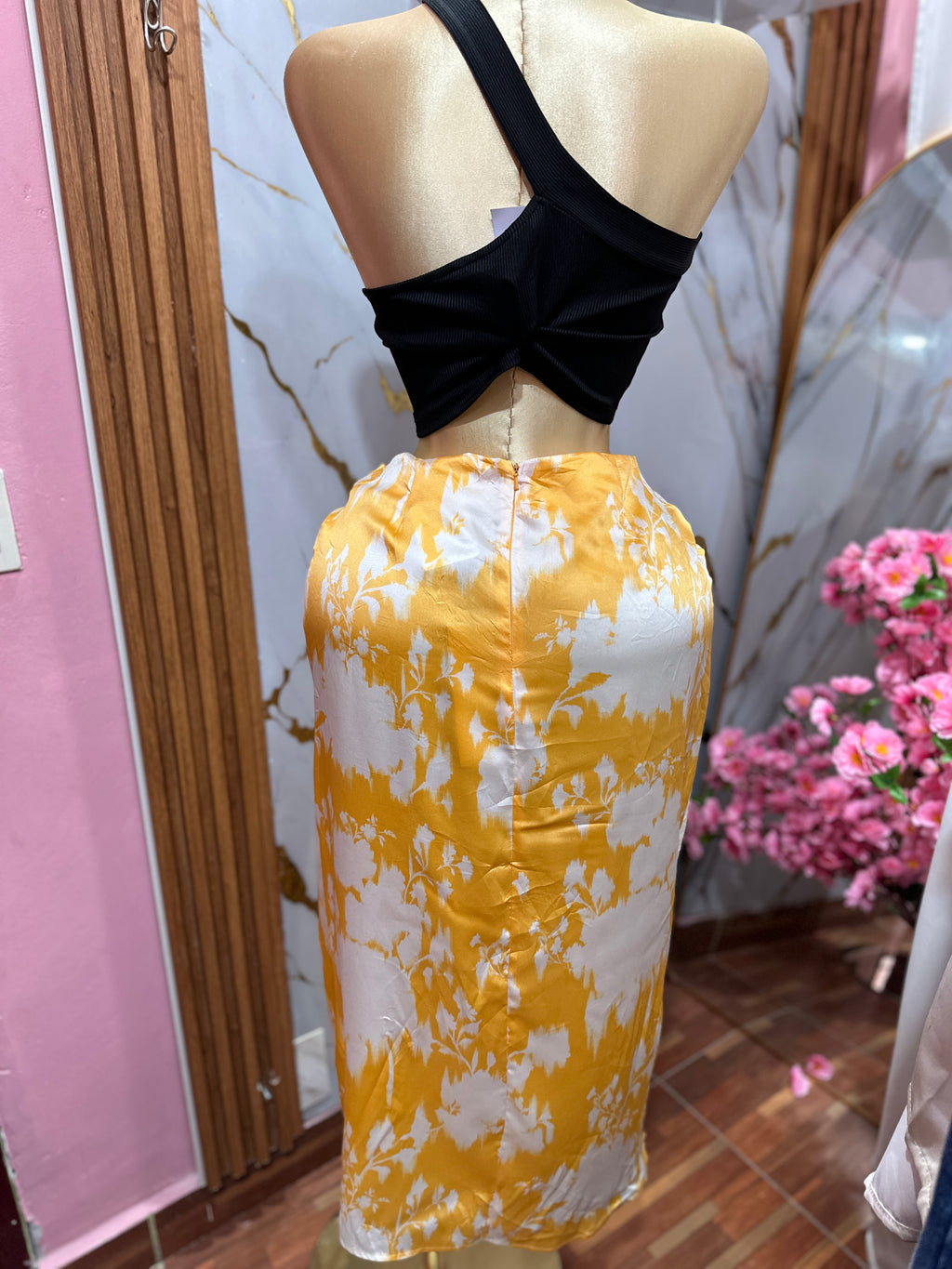 Falda amarilla con estampado floral y abertura lateral