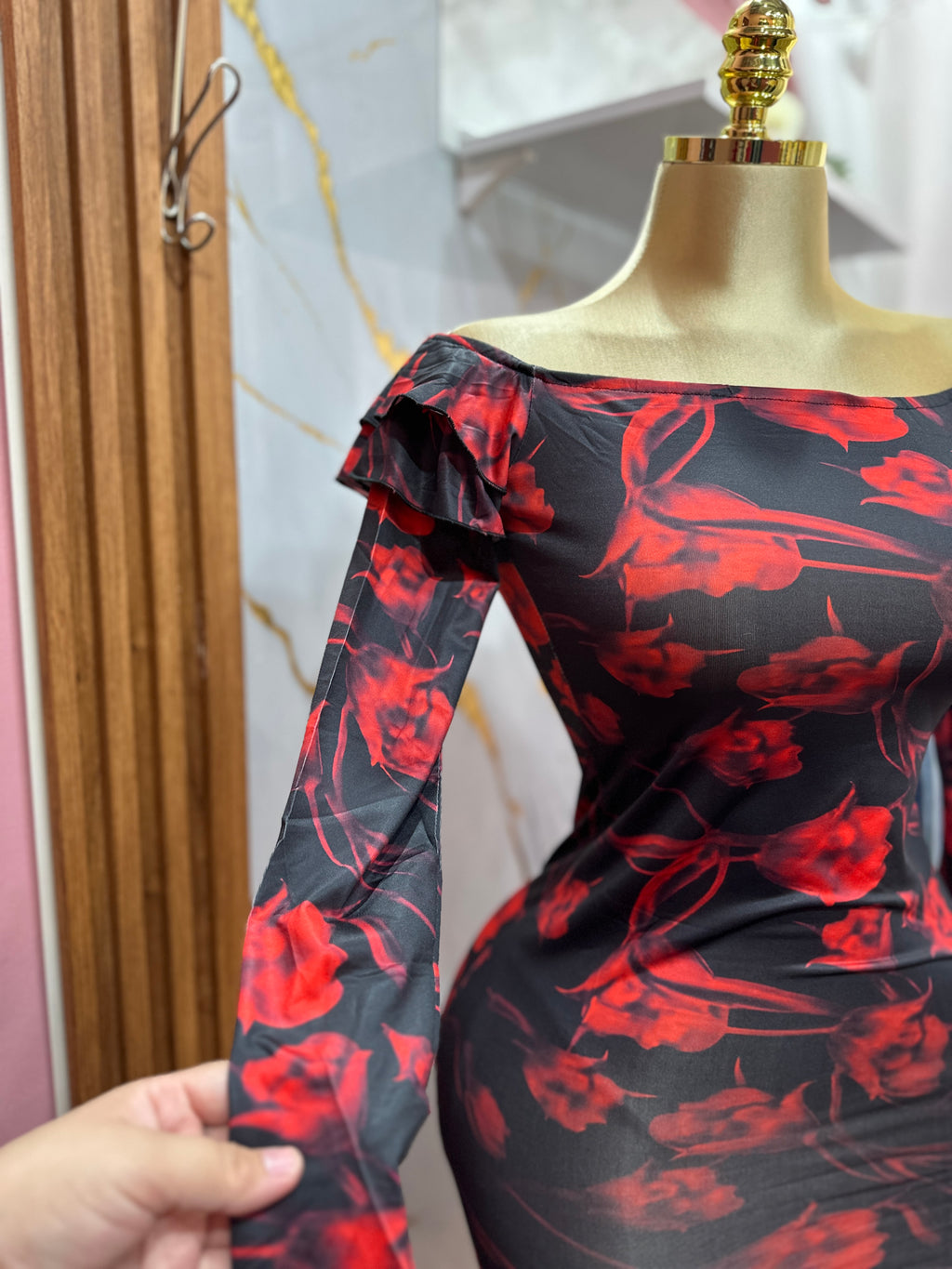 Vestido pegado negro con flores rojas manga larga tipo tubo